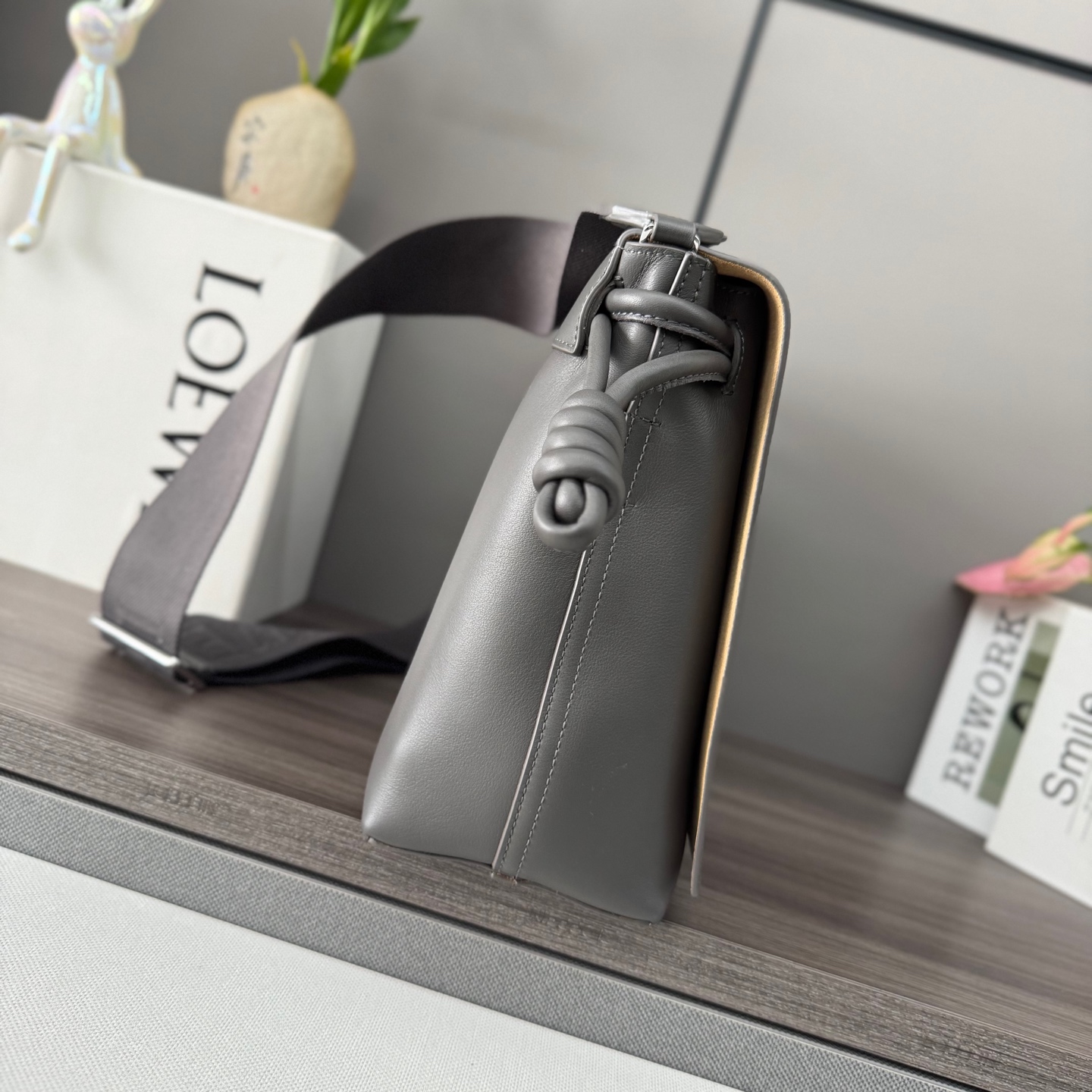 Loewe LO℮w℮ satchel邮差包 这款手袋将 Flamenco 手袋重新设计为实用的斜挎包