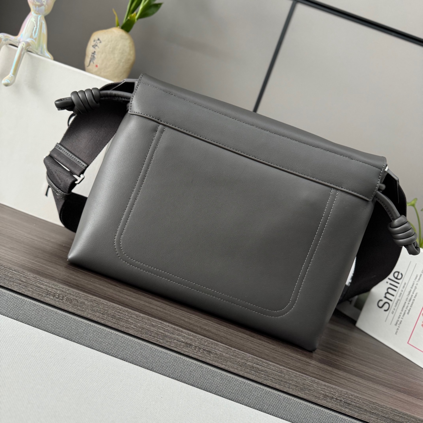 Loewe LO℮w℮ satchel邮差包 这款手袋将 Flamenco 手袋重新设计为实用的斜挎包