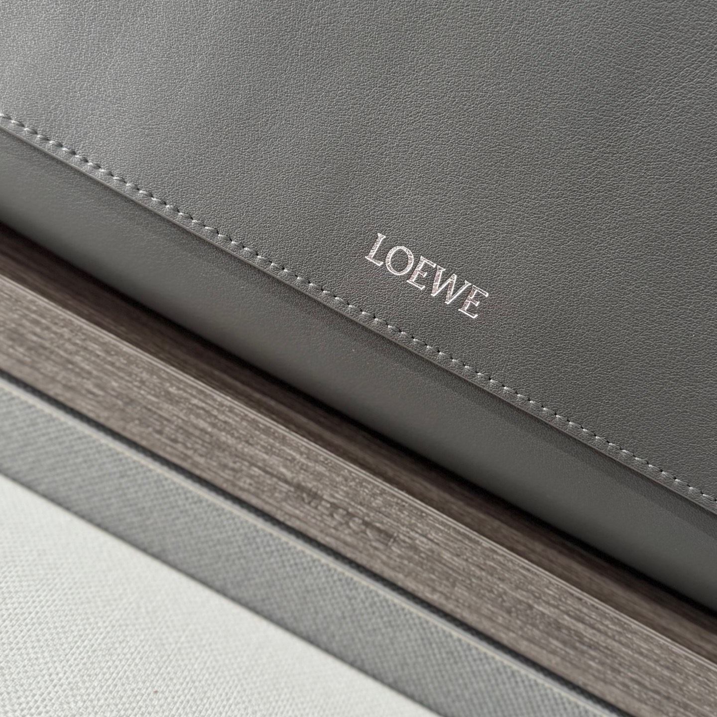 Loewe LO℮w℮ satchel邮差包 这款手袋将 Flamenco 手袋重新设计为实用的斜挎包