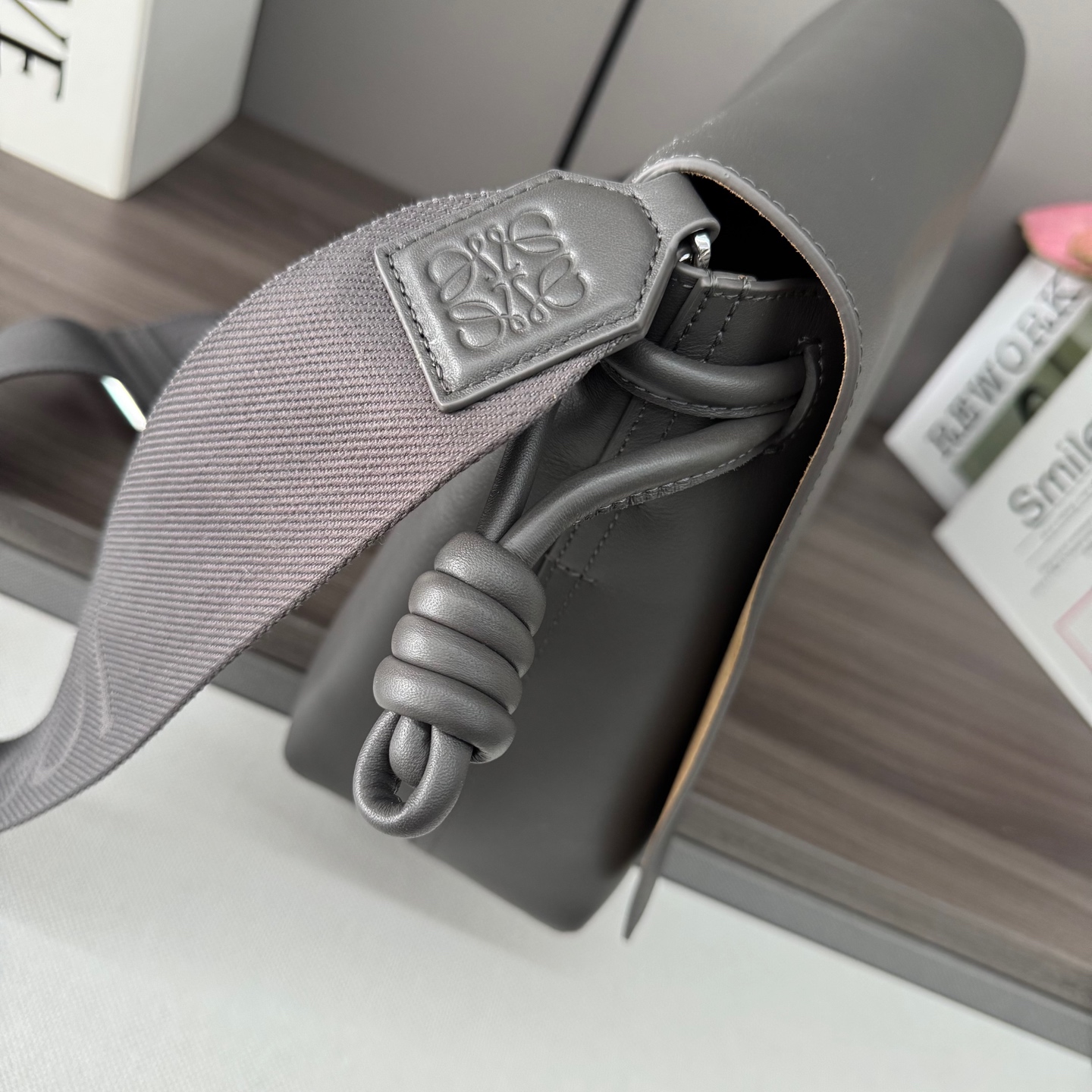 Loewe LO℮w℮ satchel邮差包 这款手袋将 Flamenco 手袋重新设计为实用的斜挎包