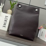 LO℮W℮🌟Soft Grain Cowhide Pebble Hobo to prosta pionowa torba z podwójnym charakterystycznym kamykiem Anagram. *Skórzane paski na ramię z pętlami ramię*Jedna skórzana torba ze skórzaną skórę*zamszowa podszewka lo℮w℮silver.anagram Pebble.Size: 27,5*11,5*40 cm Model: 012442 1 LO℮W℮🌟Soft Grain Cowhide Pebble Hobo to prosta pionowa torba z podwójnym charakterystycznym kamykiem Anagram. *Skórzane paski na ramię z pętlami ramię*Jedna skórzana torba ze skórzaną skórę*zamszowa podszewka lo℮w℮silver.anagram Pebble.Size: 27,5*11,5*40 cm Model: 012442