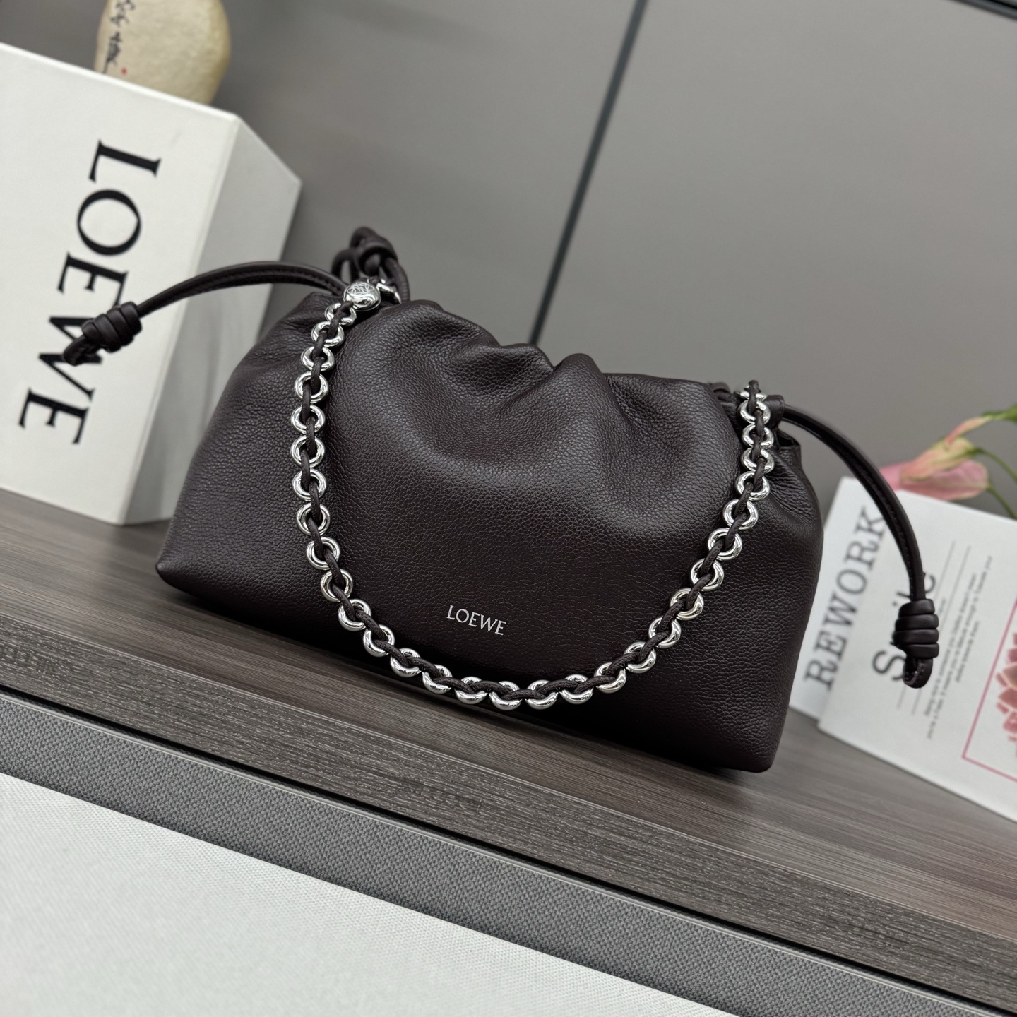 NO:343235,LOw中号鹿皮革Flamenco Purse 手拿包 采用鹿皮革制成,侧面搭配标志性绳结等关键细节.款式时尚百搭,可作为手拿包携带,亦可搭配甜甜圈链条肩背,或搭配皮革肩带斜挎.此版本采用柔软纳帕羊皮革制成.可肩背、斜挎或手提*可拆卸可调节皮革肩带*可拆卸甜甜圈链条饰*Anagram 镌刻卵石纹*低调的磁扣开合*绒面革衬里烫金或烫银*(配套金屬鏈條加长皮肩帶） 型号012403 Size30*10.5*20CM（配全套包装）,新款     金屬鏈條 羊皮（蛇皮）福袋,handbag,sheepskin,snakeskinLOw medium deer leather Flamenco Purse clutch is made of deer leather, with key details such as iconic knots on the sides. The style is fashionable and versatile, can be carried as a clutch, or can be paired with a donut chain shoulder or with a leather shoulder strap crossbody. This version is made of soft Napa sheepskin. It can be shoulder-back, crossbody or hand-held* removable adjustable leather shoulder strap* removable donut chain trim* Anagram Engraved pebble pattern* Low-key magnetic buckle closure* Suede lining gold or silver* (matched with metal chain lengthened leather shoulder strap) Model 012403 Size30*10.5*20CM (with full package), new model      Metal chain Sheepskin (snakeskin) lucky bag, handbag, sheepskin, sna,Bag