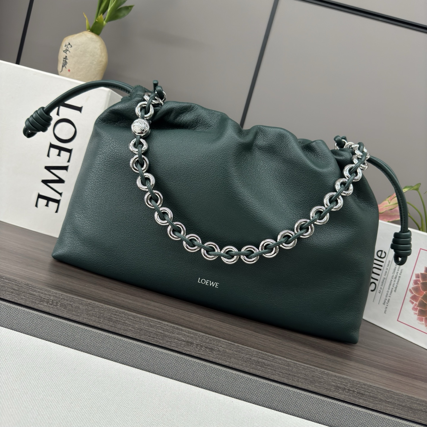 NO:342088,LOw new large soft Napa deer leather Flamenco Purse lucky bag with pleated design! Main details such as the iconic knots and sweet chains on both sides are reinterpreted in a wider proportion. This large version is made of soft Napa deer leather with metal accessories in the same color. It can be shoulder-mounted, cross-body or portable* removable adjustable leather shoulder strap* removable donut chains for decoration*Anagram pebble exquisite magnetic buckle opening and closing* suede lining gold or silver* (matched metal chain lengthened leather shoulder strap) Model 012401 Size41*9*26CM, new model     Metal chain Sheepskin (snakeskin) lucky bag, sheepskin, snakeskin19860909LOw新款 大号柔软纳帕鹿皮革 Flamenco Purse 福袋 采用褶皱设计！主要细节如两侧的标志性绳结和甜甜链条,以更加宽大的比例重新演绎.此大号版本采用柔软纳帕鹿皮制成,搭配同色系金属配件.可肩背、斜挎或手提*可拆卸可调节皮革肩带*可拆卸甜甜圈链条,以饰*Anagram pebble 精妙磁扣开合*绒面革衬里烫金或烫银*(配套金屬鏈條加长皮肩帶） 型号012401 Size41*9*26CM,新款     金屬鏈條 羊皮（蛇皮）福袋,sheepskin,sna,Bag