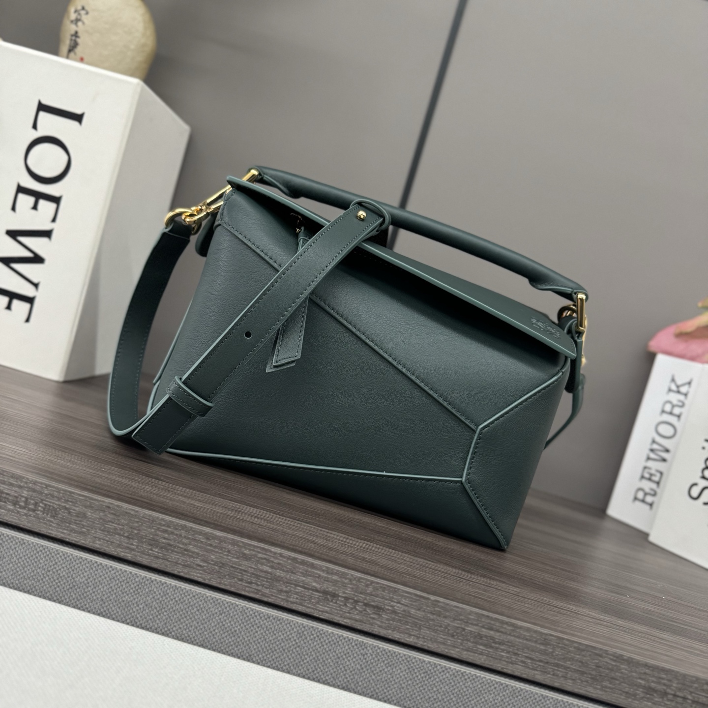 NO:192783,Lw New Version Small Soft Cowhide Leather Puzzle Edge Handbag Home debuts the first-time handbag* rectangular shape and precise cutting technology creates Puzzle’s unique geometric lines* This small version is made of soft cowhide leather with overlapping edges. Small Puzzle can hold for example a large wallet, phones and sunglasses of all sizes, shoulder or crossbody* hand hold or top handle carrying* adjustable shoulder straps, removable* One internal insert pocket and one external rear zipper pocket* Zipper closure with cowhide zipper head* Herringbone cotton canvas lining Anagram embossed size: 24*10.5*16CM Model 062324 (with full package), new Puzzle Edge (Small), Dolce & Gabbana, wallets, cowhide19860909Lw新版本 小号柔软牛皮革Puzzle Edge手袋 家推出的首次亮相手提包*长方体形状和精确的切割技术创造了 Puzzle 独特的几何线条*此小号版本采用柔软牛皮革制成,饰有重叠边缘.小号Puzzle可以容纳例如一只大号钱包,所有尺寸的手机和太阳镜,肩背或斜挎*手拿或顶部提手携带*肩带可调节,可拆卸*一个内部插袋和一个外部后方拉链口袋*拉链开合带牛皮革拉链头*人字纹棉质帆布衬里Anagram 压纹 size:24*10.5*16CM 型号062324（配全套包装）,新款Puzzle Edge（小号）,Dolce&Gabbana,wallets,cowhide,Bag