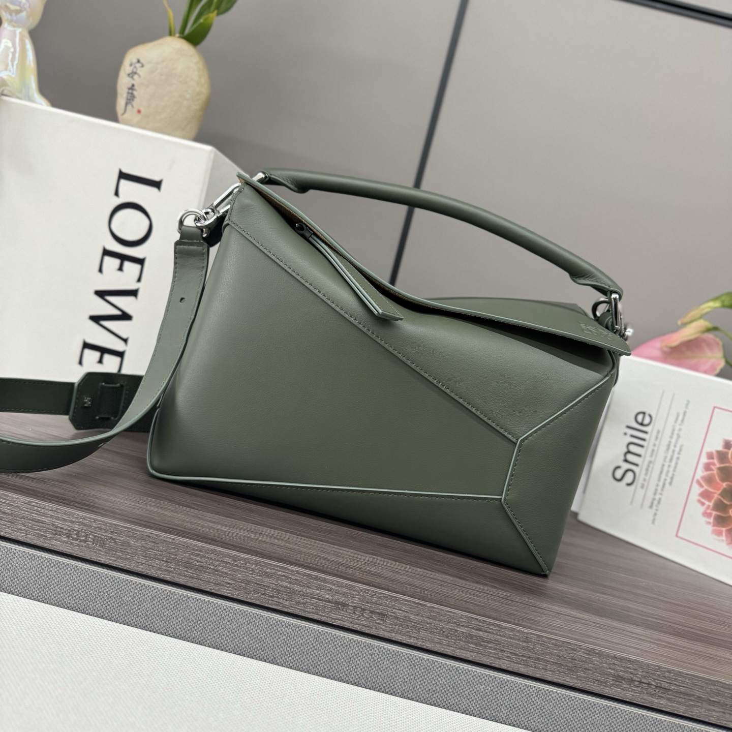 NO:192770,Lw (men's footless nails) medium grain cowhide leather Puzzle handbag New color LOEW* debut handbag** rectangular shape and precise cutting technology create Puzzle's unique geometric lines* This version is made of soft grain cowhide leather with overlapping edges Medium Puzzle can hold for example a large wallet, all sizes of mobile phones or an A5 notebook 0.5 liter capacity water bottle and sunglasses case. Shoulder or crossbody* hand hold or top handle carry* shoulder strap adjustable, removable* An internal insertion bag and an external rear zipper pocket* Cowhide leather zipper head* Herringbone cotton canvas lining* Ana size: 062329 Model 29*19.5*14cm (with full package), men's puzzle medium  Large new Puzzle Edge (medium size), Dolce & Gabbana, loewe, wallets, cowhide19860909Lw（男款无脚钉）中号粒面牛皮革Puzzle 手袋 新色 LOEW*推出的首次亮相手提包*长方体形状和精确的切割技术创造了 Puzzle 独特的几何线条*此版本采用柔软粒面牛皮革制成,饰有重叠边缘中号Puzzle可以容纳例如一只大号钱包,所有尺寸的手机或者一本A5笔记本 0.5升容量的 水瓶和太阳镜盒 .肩背或斜挎*手拿或顶部提手携带*肩带可调节,可拆卸*一个内部插袋和一个外部后方拉链口袋*牛皮革拉链头*人字纹棉质帆布衬里*Ana size:062329 型号29*19.5*14cm (配全套包装）,男款puzzle中号 大号新款Puzzle Edge（中号）,Dolce&Gabbana,loewe,wallets,cowhide,Bag