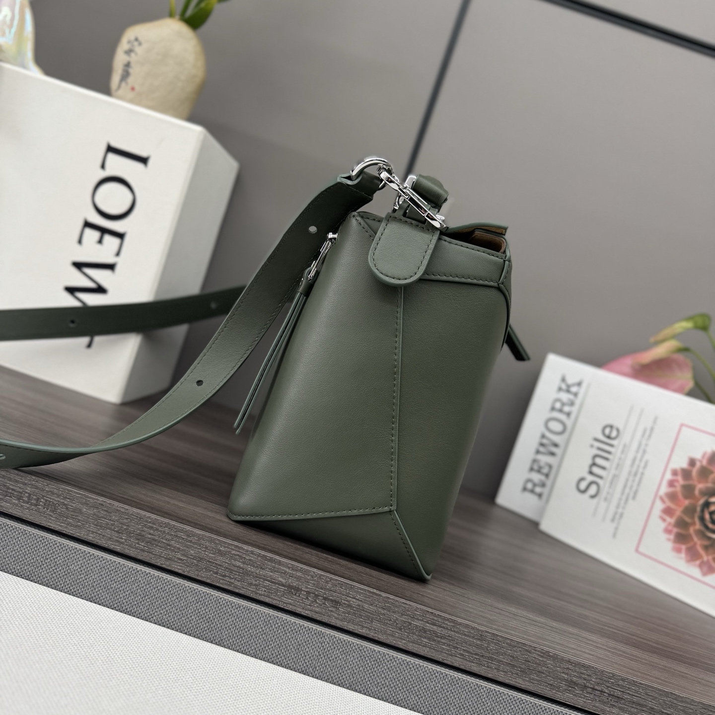 Loewe L⊚℮w℮ 中号柔软牛皮革Puzzle 手袋 Puzzle 独特的几何线条*此版本采用柔软牛皮革制成
