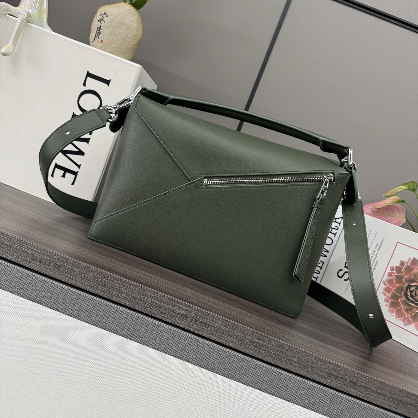 Loewe L⊚℮w℮ 中号柔软牛皮革Puzzle 手袋 Puzzle 独特的几何线条*此版本采用柔软牛皮革制成