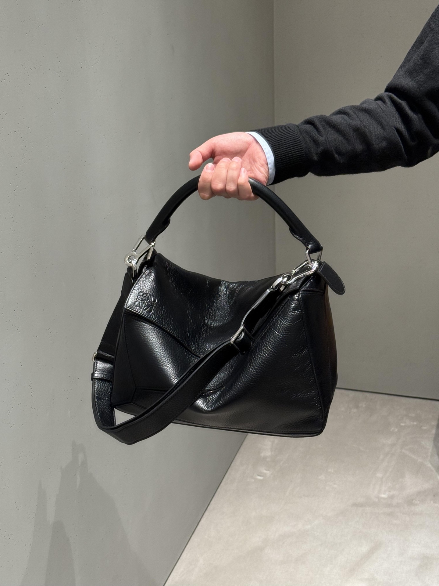 NO:192370,Luojia new uzzle deer leather, black versatile model for commuting on the street, men's puzzle medium size, large size, loewe19860909罗家新款uzzle鹿皮 出街通勤黑色百搭款,男款puzzle中号 大号,loewe,Bag