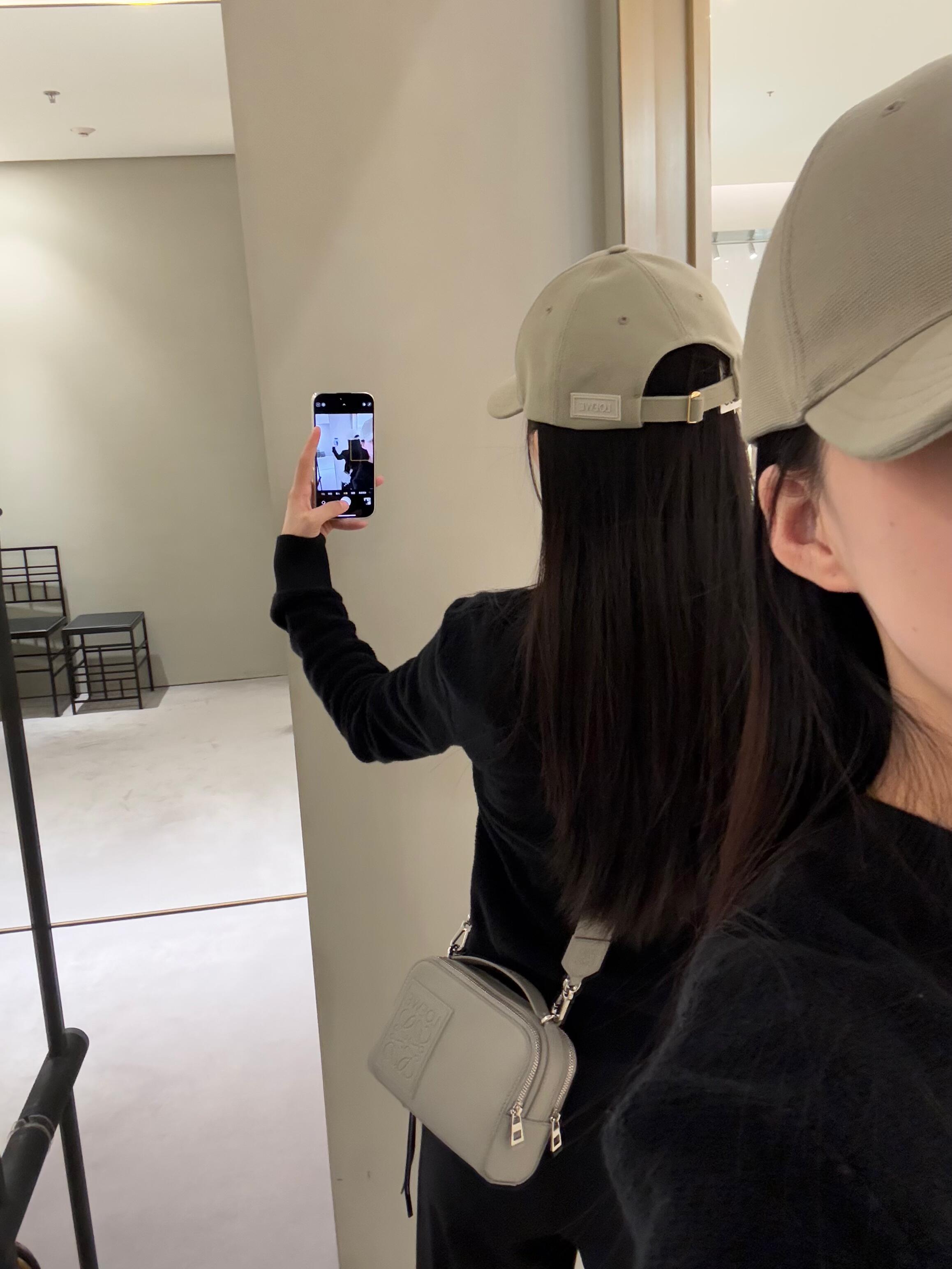 NO:193497,This bag of Luojia is so easy to carry, smooth calfskin, the upgraded leather feels softer and more delicate and silky, silver-gray, invincible and versatile. Capacity camera package is invincible, the double-layer zipper design is very practical, new small box camera bag, loewe, cowhide19860909罗家这款包太好背了,光滑小牛皮,升级版皮质触感更柔软细腻丝滑了,银灰色 无敌百搭 容量相机包容量就是无敌的,双层拉链设计很实用,新款 小盒子 相机包,loewe,cowhide,Bag