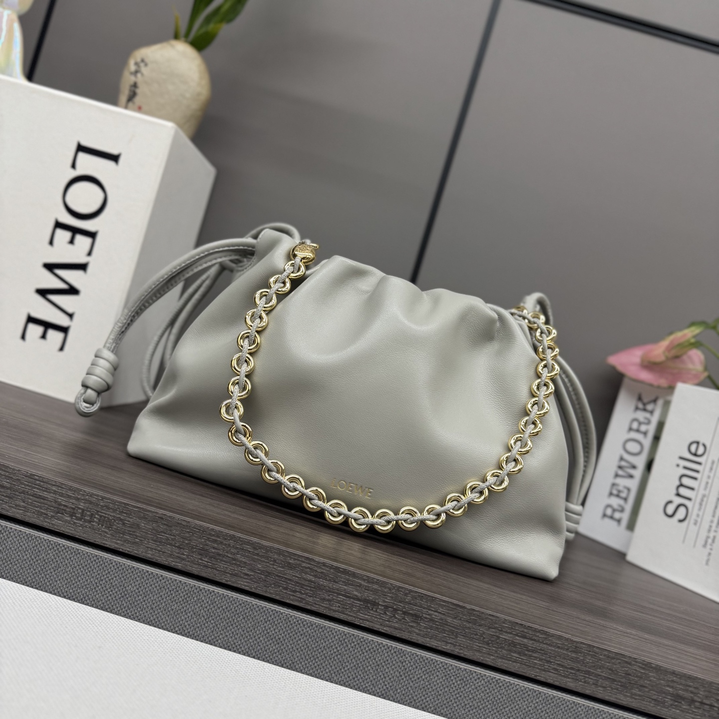 NO:341974,LOw Soft Napa Sheepskin Flamenco Purse lucky bag is made of wrinkled design, with signature knots on the sides and other key details. The style is fashionable and versatile. It can be carried as a clutch, or paired with a donut chain shoulder or with a leather shoulder strap crossbody. This version is made of soft Napa Sheepskin. It can be shoulder, crossbody or portable* removable adjustable leather shoulder strap* removable donut chain trim* Anagram Engraved pebble pattern* Low-key magnetic buckle closure* Suede lining gold or silver* (matched metal chain lengthened leather shoulder strap) Model 012403 Size30*10.5*20CM (with full package), new model     Metal chain Sheepskin (snakeskin) lucky bag, handbag, sheepskin, snakeskin19860909LOw柔软纳帕羊皮革 Flamenco Purse 福袋 采用褶皱设计,侧面搭配标志性绳结等关键细节.款式时尚百搭,可作为手拿包携带,亦可搭配甜甜圈链条肩背,或搭配皮革肩带斜挎.此版本采用柔软纳帕羊皮革制成.可肩背、斜挎或手提*可拆卸可调节皮革肩带*可拆卸甜甜圈链条饰*Anagram 镌刻卵石纹*低调的磁扣开合*绒面革衬里烫金或烫银*(配套金屬鏈條加长皮肩帶） 型号012403 Size30*10.5*20CM（配全套包装）,新款     金屬鏈條 羊皮（蛇皮）福袋,handbag,sheepskin,sna,Bag