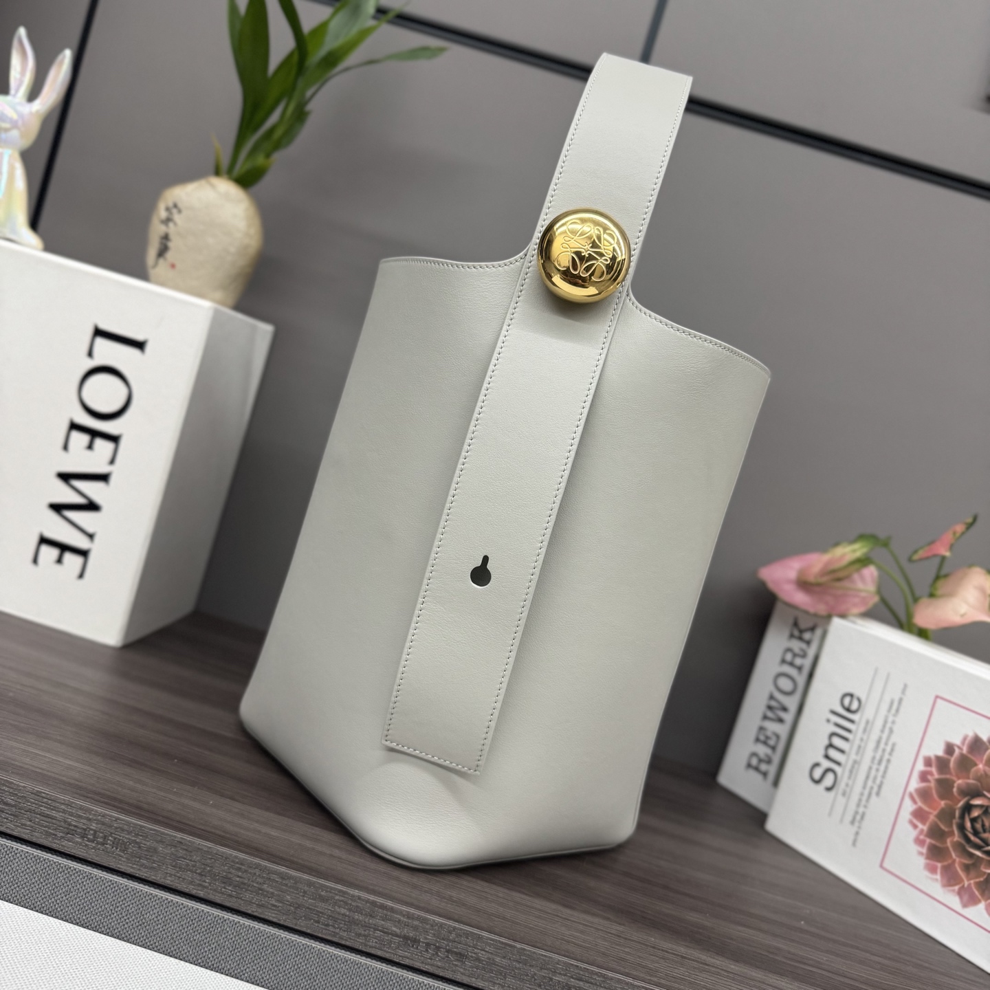 NO:342934,Lw medium soft cowhide leather Pebble Bucket Bucket Bag cleverly blends pure simple lines with eye-catching design style to create a unique and innovative handbag design. The marking Anagram engraving hardware combines decorative and practical functions, adjusts the strap length and is suitable for a variety of carrying methods, and the unique twisted structure complements the delicate details. This medium version is made of soft cowhide leather. Crossbody* shoulder back or hand-held* adjustable removable shoulder strap* magnetic buckle closure* internal pocket* synthetic leather lining* Anagram engraving pebbles. size: 24.5*23.5*28CM Model 062341, new model      Pebble Bucket Bucket Bag, cowhide19860909Lw中号柔软牛皮革Pebble Bucket水桶包 将纯粹的简约线条与瞩目设计风格巧妙融合,造就别具一格的创新的手袋设计.标记性的Anagram雕刻五金件兼具装饰和实用功能,可调节肩带长度并适合多种携带方式,独特的扭曲结构与微妙的细节相得益彰.此中号版本采用柔软牛皮革制成.可斜挎*肩背或手提*可调节可拆卸肩带*磁扣开合*内部口袋*合成革衬里*Anagram雕刻卵石. size:24.5*23.5*28CM 型号062341,新款    Pebble Bucket水桶包,c,Bag