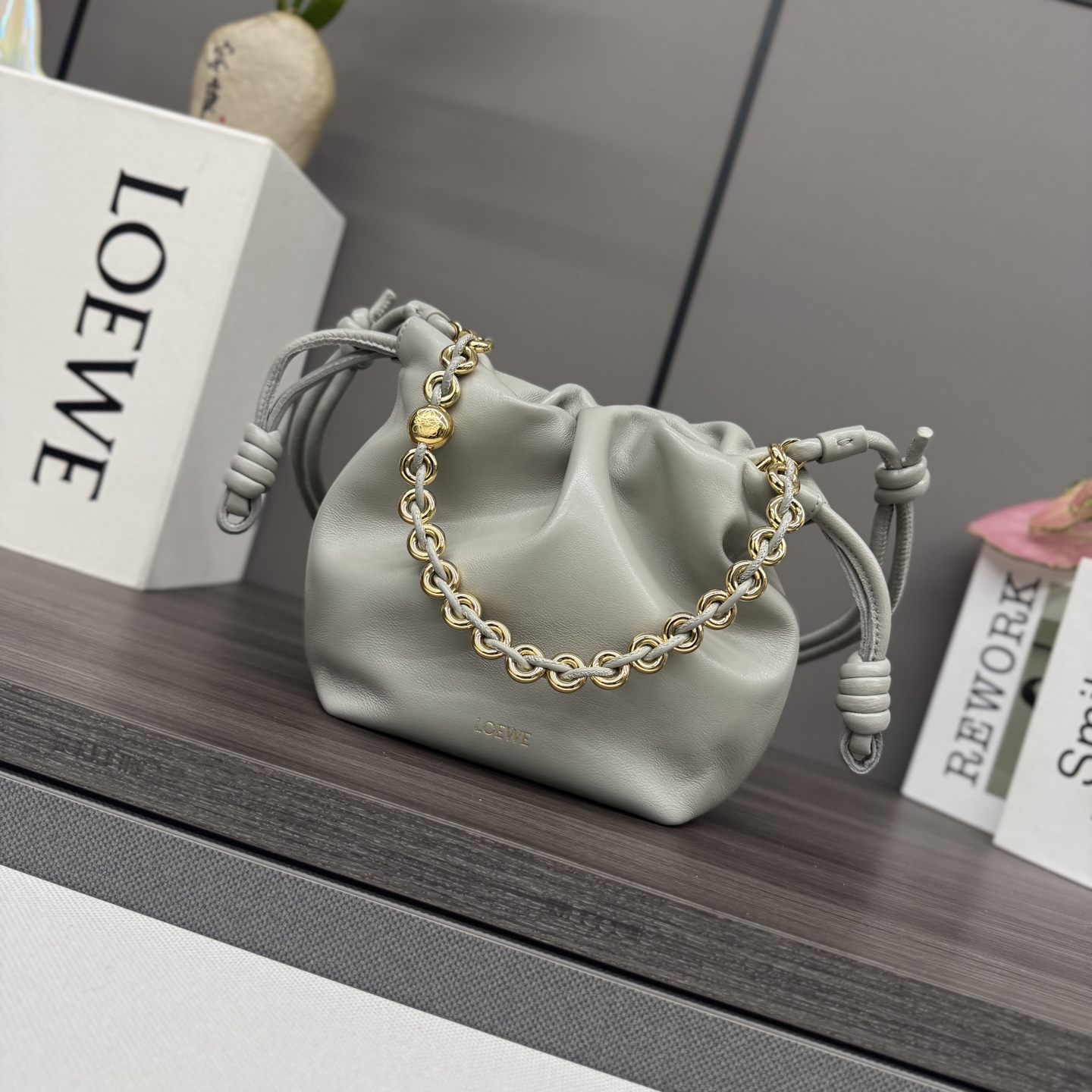 NO:342114,LOw mini soft napa sheep leather Flamenco Purse lucky bag is made of wrinkled design, with signature knots on the sides and other key details. The style is fashionable and versatile, can be carried as a clutch, or can be paired with a donut chain shoulder or with a leather shoulder strap crossbody. This version is made of soft napa sheep leather. It can be shoulder, crossbody or hand-held* removable adjustable leather shoulder strap* removable donut chain trim* Anagram Engraved pebble pattern* Low-key magnetic buckle closure* Suede lining gold or silver* (matched metal chain lengthened leather shoulder strap) Model 412342 Size23*17*5.5CM (with full package), new model     Metal chain sheepskin (snakeskin) lucky bag, handbag, sheepskin, snakeskin19860909LOw迷你柔软纳帕羊皮革 Flamenco Purse 福袋 采用褶皱设计,侧面搭配标志性绳结等关键细节.款式时尚百搭,可作为手拿包携带,亦可搭配甜甜圈链条肩背,或搭配皮革肩带斜挎.此版本采用柔软纳帕羊皮革制成.可肩背、斜挎或手提*可拆卸可调节皮革肩带*可拆卸甜甜圈链条饰*Anagram 镌刻卵石纹*低调的磁扣开合*绒面革衬里烫金或烫银*(配套金屬鏈條加长皮肩帶） 型号412342 Size23*17*5.5CM（配全套包装）,新款     金屬鏈條 羊皮（蛇皮）福袋,handbag,sheepskin,sna,Bag