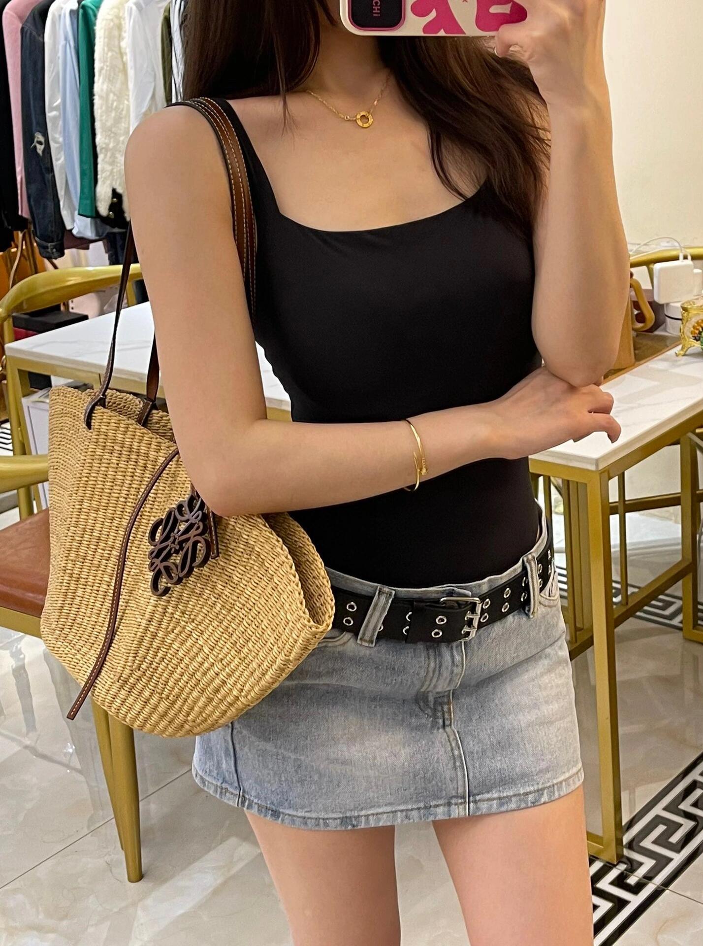 NO:192673,Luo Family recommends a versatile shell straw weaving bag in summer. The most cute one among the straw weaving bags I bought this year, high-end version (vegetable basket), loewe, espadrilles19860909罗家夏日推荐一枚百搭的贝壳草编包 今年入的草编包里最可人爱的一款,高版本（菜篮子）,loewe,espadrilles,Bag