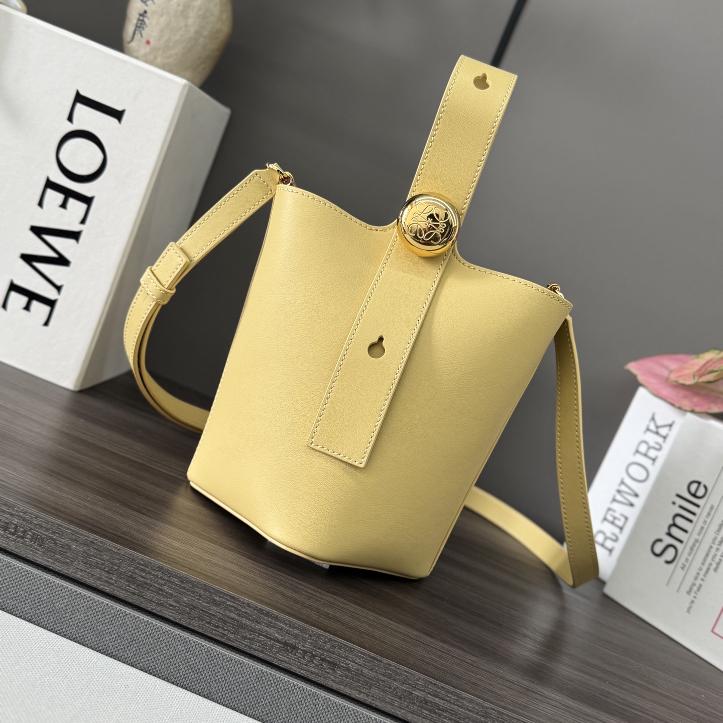 NO:193149,Lwmini Soft Cowhide Leather Pebble Bucket Bag cleverly blends pure simple lines with eye-catching design style to create a unique and innovative handbag design. The marking Anagram engraving hardware combines decorative and practical functions, adjusts the strap length and is suitable for a variety of carrying methods, and the unique twisted structure complements the delicate details. This mini version is made of soft cowhide leather. Crossbody* shoulder back or handheld* adjustable removable shoulder strap* magnetic buckle closure* internal pocket* synthetic leather lining* Anagram engraving pebbles. size: 16*16*19.5CM Model 062342 (with full package), new Pebble Hobo handbag, cowhide19860909Lwmini柔软牛皮革Pebble Bucket水桶包 将纯粹的简约线条与瞩目设计风格巧妙融合,造就别具一格的创新的手袋设计.标记性的Anagram雕刻五金件兼具装饰和实用功能,可调节肩带长度并适合多种携带方式,独特的扭曲结构与微妙的细节相得益彰.此mini版本采用柔软牛皮革制成.可斜挎*肩背或手提*可调节可拆卸肩带*磁扣开合*内部口袋*合成革衬里*Anagram雕刻卵石. size:16*16*19.5CM 型号062342（配全套包装）,新款Pebble Hobo手袋,cowhide,Bag