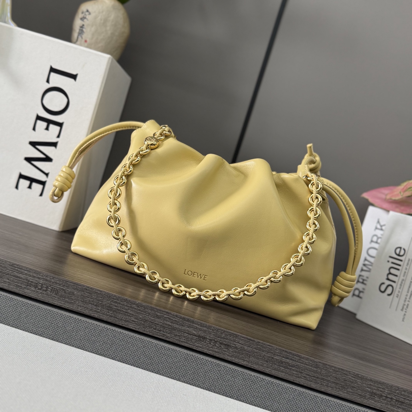 NO:341964,LOw Soft Napa Sheepskin Flamenco Purse lucky bag is made of wrinkled design, with signature knots on the sides and other key details. The style is fashionable and versatile. It can be carried as a clutch, or paired with a donut chain shoulder or with a leather shoulder strap crossbody. This version is made of soft Napa Sheepskin. It can be shoulder, crossbody or portable* removable adjustable leather shoulder strap* removable donut chain trim* Anagram Engraved pebble pattern* Low-key magnetic buckle closure* Suede lining gold or silver* (matched metal chain lengthened leather shoulder strap) Model 012403 Size30*10.5*20CM (with full package), new model     Metal chain Sheepskin (snakeskin) lucky bag, handbag, sheepskin, snakeskin19860909LOw柔软纳帕羊皮革 Flamenco Purse 福袋 采用褶皱设计,侧面搭配标志性绳结等关键细节.款式时尚百搭,可作为手拿包携带,亦可搭配甜甜圈链条肩背,或搭配皮革肩带斜挎.此版本采用柔软纳帕羊皮革制成.可肩背、斜挎或手提*可拆卸可调节皮革肩带*可拆卸甜甜圈链条饰*Anagram 镌刻卵石纹*低调的磁扣开合*绒面革衬里烫金或烫银*(配套金屬鏈條加长皮肩帶） 型号012403 Size30*10.5*20CM（配全套包装）,新款     金屬鏈條 羊皮（蛇皮）福袋,handbag,sheepskin,sna,Bag