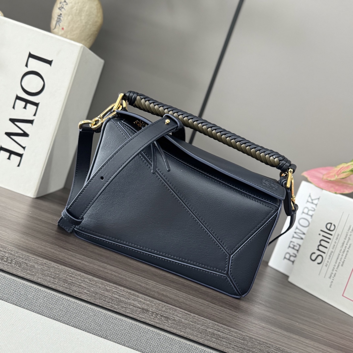 NO:193862,Luojia New Puzzle Luxury Braided Handbag Cowhide Leather Puzzle Handbag is the debut handbag for LOEWE by creative director Jonathan Anderson* Creative Director*Curveyed Puzzle’s unique geometric lines*Made of Napa cowhide*With hand braided top handle. Shoulder or crossbody*Adjustable shoulder straps, removable*A suede inner insert pocket and an exterior rear zipper pocket*Cowhide leather zipper head*Herge cotton canvas lining Anagram embossed size:24*10.5*16 Model 062424 (branded hand roll) (with full package), Puzzle Edge braid, Dolce & Gabbana, loewe, loewe, cowhide19860909罗家新款Puzzle 奢华编织手袋 牛皮革Puzzle 手袋是创意总监乔纳森·安德（JonathanAnderson）为LOEWE推出的首次亮相手提包*长方体形状和精确的切割技术创造了 Puzzle 独特的几何线条*采用纳帕牛皮革制成*带有手工编织的顶部提手.肩背或斜挎*肩带可调节,可拆卸*一个绒面内部插袋和一个外部后方拉链口袋*牛皮革拉链头*人字纹棉质帆布衬里Anagram 压纹 size:24*10.5*16 型号062424（编手捥）（配全套包装）,Puzzle Edge 编织,Dolce&Gabbana,loewe,loewe,cowhide,Bag