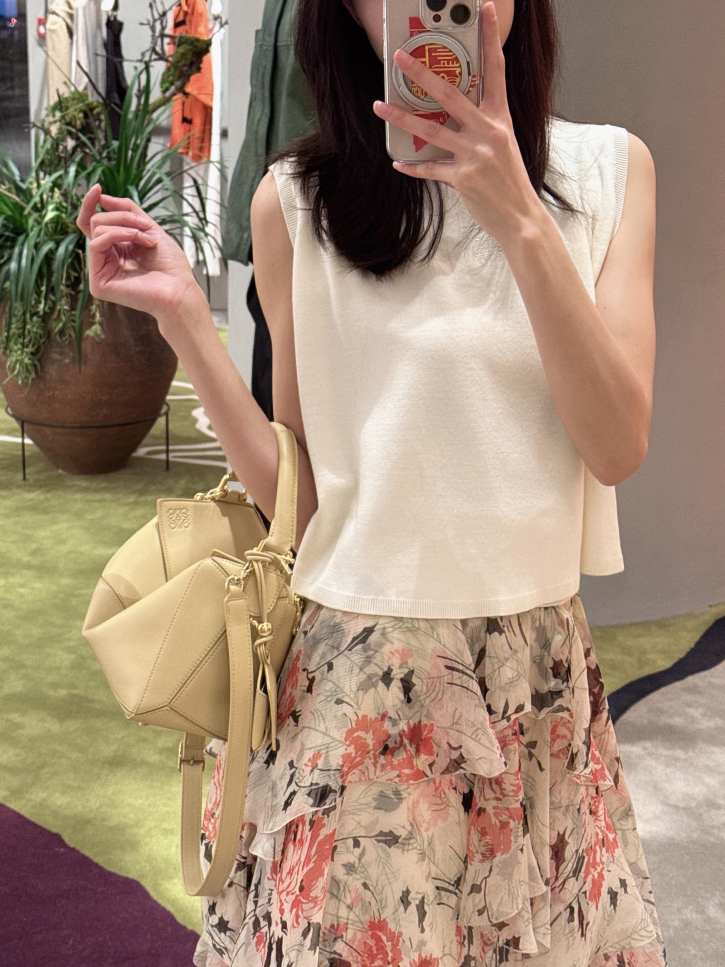 NO:193698,Featherweight uzzle is light and soft enough | Milky butter The uzzle with a list is really cool!  !  It is beautiful enough without any hanging decorations. The whole bag made of naa sheepskin is only 500g. The softness of milky milk is more casual and natural!  , new style of sheepskin geometric bag, sheepskin19860909羽量级 uzzle 够轻够软 | 奶乎乎的黄油 带挂牌的uzzle小号真的太酷啦！！ 不用带任何的挂饰就已足够美丽 采用naa羊皮的材质整只包包只有500g 奶乎乎的柔软度更随性自然呢！,羊皮新款几何包,sheepskin,Bag