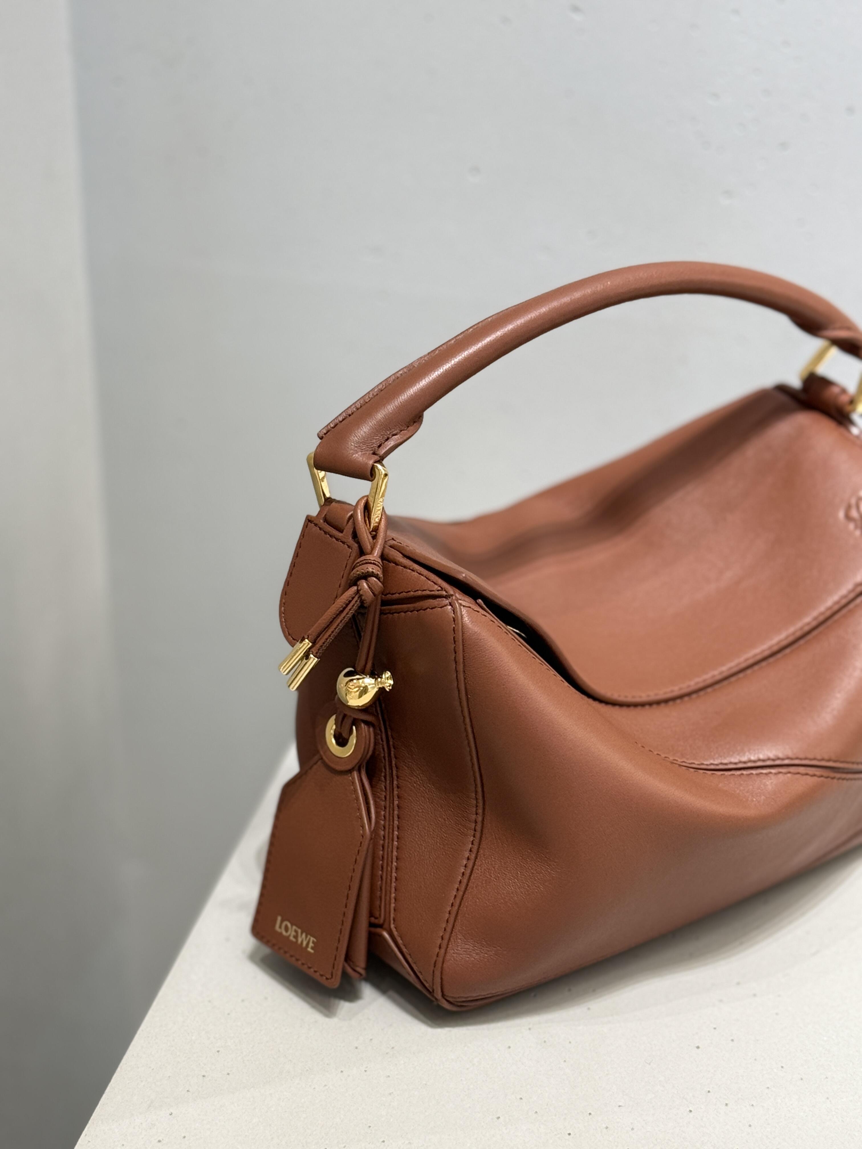Loewe Puzzle Featherlight Leather Satchel, Adjustable Strap, Crossbody Handbag 7 i1743440534045 914 0 5