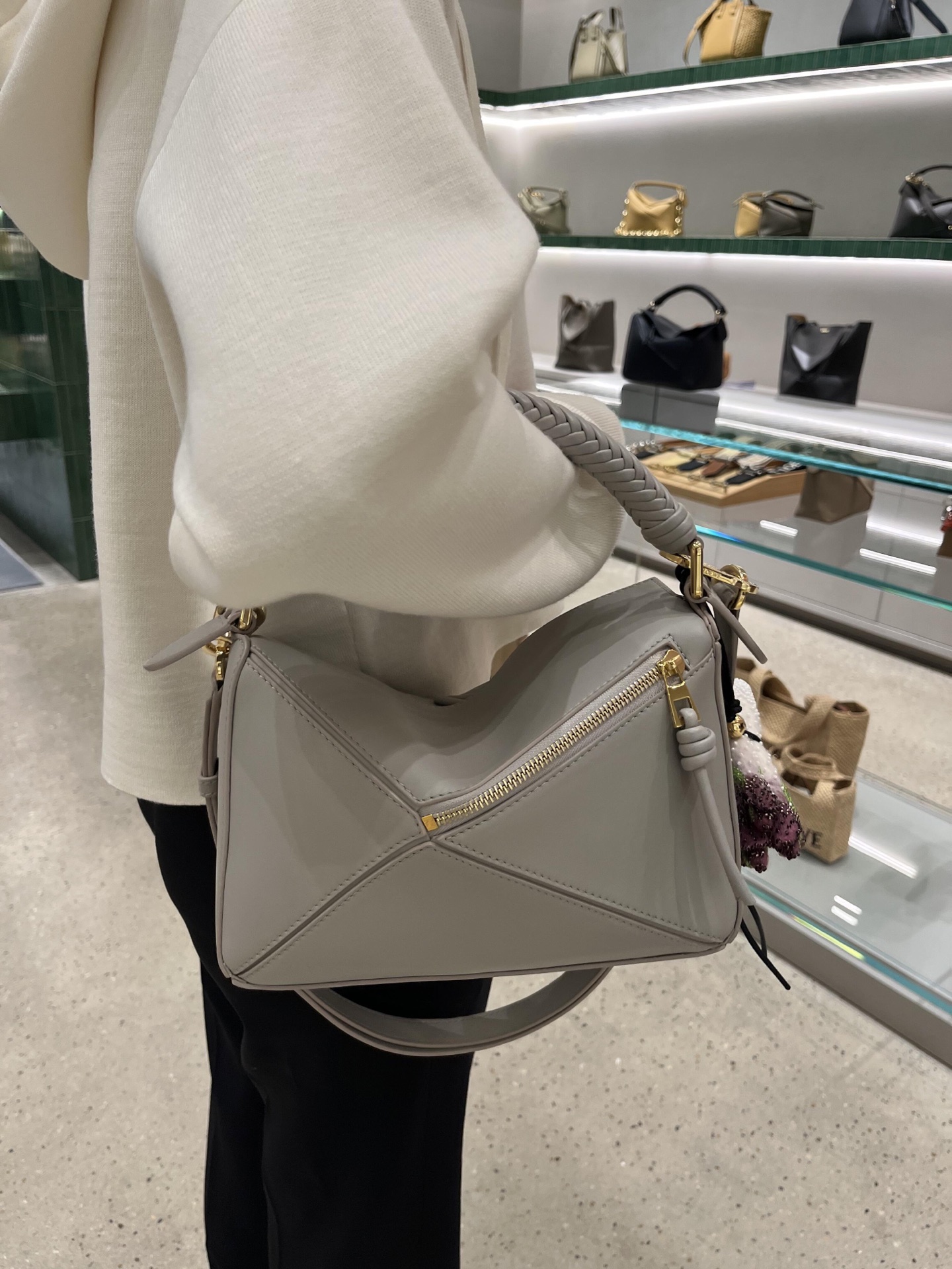 NO:193840,Who knows the beauty of this special version of uzzle ~ The handle is made of cowhide woven, it is too textured. The body is a classic version. The inside is also made of suede cowhide. The texture is really good. Puzzle Edge woven, Dolce & Gabbana, cowhide19860909谁懂这个特别版本uzzle 的美～ 手柄是牛皮编织的设计 也太有质感了吧 包身是经典版本的版型 内里还采用的绒面牛皮的材质 质感真的太好了吧,Puzzle Edge 编织,Dolce&Gabbana,cowhide,Bag