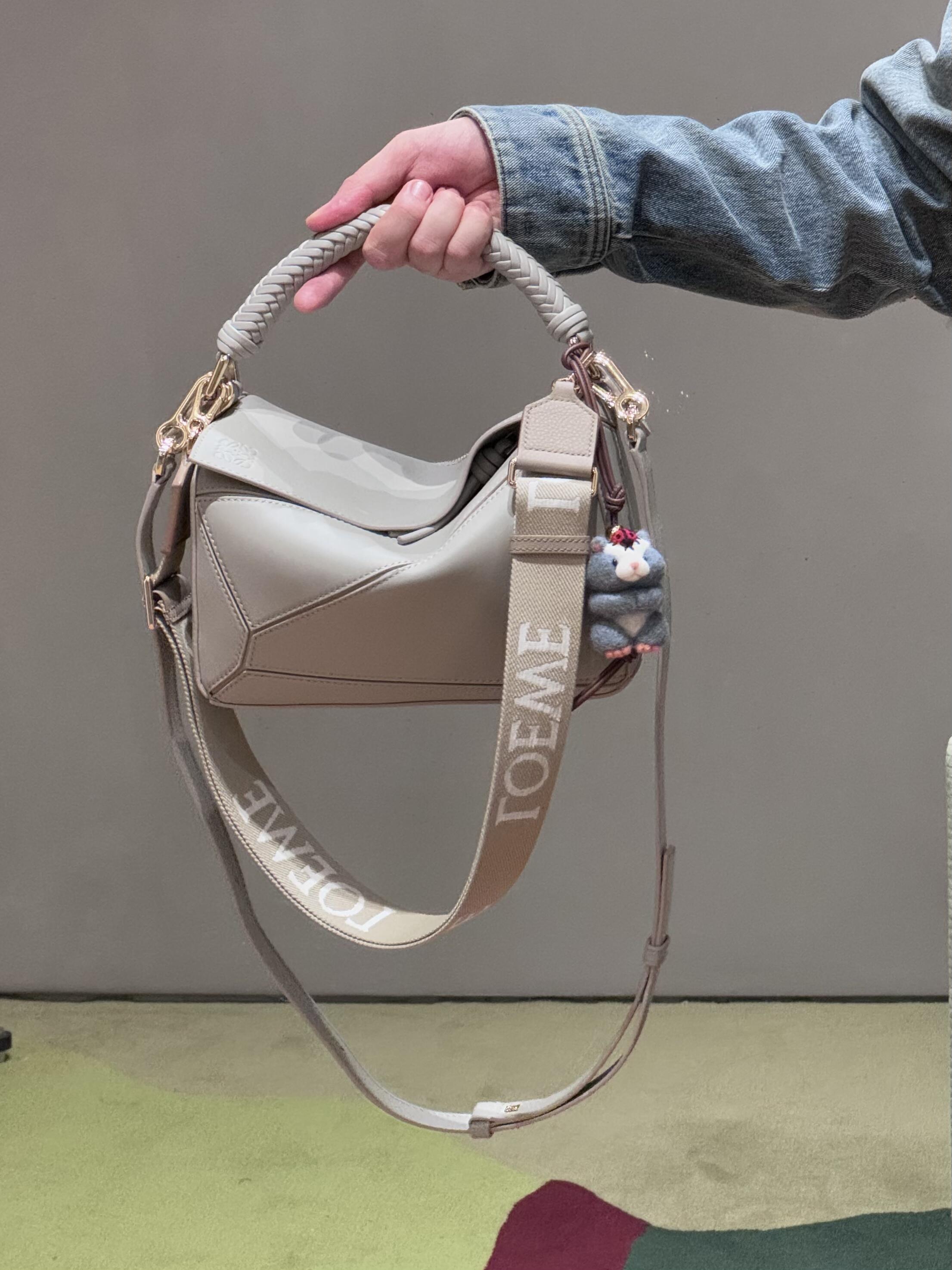 NO:193852,The new gray space gray uzzle 25 is back in the early spring!  This time it is cold and elegant. Some people call it shell gray. It is shallow and faintly gray. It is cold and gentle, high-end and elegant!  This gray color is presented on the neutral style uzzle, which is even colder and transcendent!  With hand-woven handles and full leather lining, it is as beautiful as the work of art!  ,Puzzle Edge Weaving,Dolce & Gabbana19860909全新灰色系太空灰uzzle 25早春又出灰色系啦！ 这次是清冷优雅的天空灰也有人称它贝壳灰 浅浅的淡淡的泛着灰 清冷又温柔 高级又优雅！ 在中性风的uzzle上呈现这种灰色 更加冷冽 不食人间烟火的超脱感！ 配上手工编织手柄和全皮内衬 简直艺术品一样美！,Puzzle Edge 编织,Dolce&Gabbana,Bag