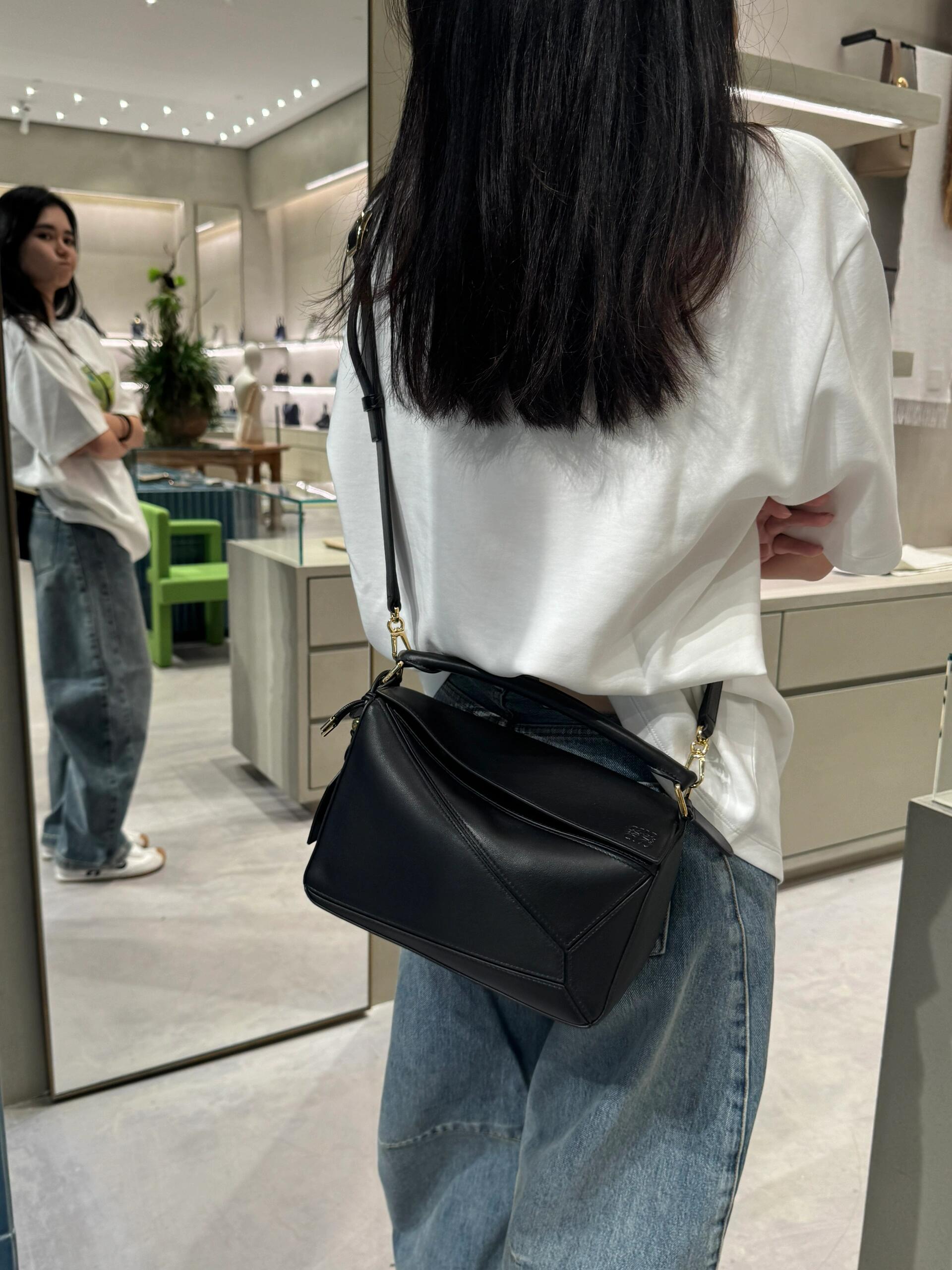NO:193750,Carrying a small black bag with a high-end feel~ Ultra-light and luxurious Naa lambskin full of high-end feel uzzle The classic #uzzle new style, new style geometric bag with sheepskin, sheepskin19860909拎着一条高级感的小黑包～ 超轻超奢华Naa小羊皮 满满高级感 uzzle 永不过时的经典#uzzle新款,羊皮新款几何包,sheepskin,Bag