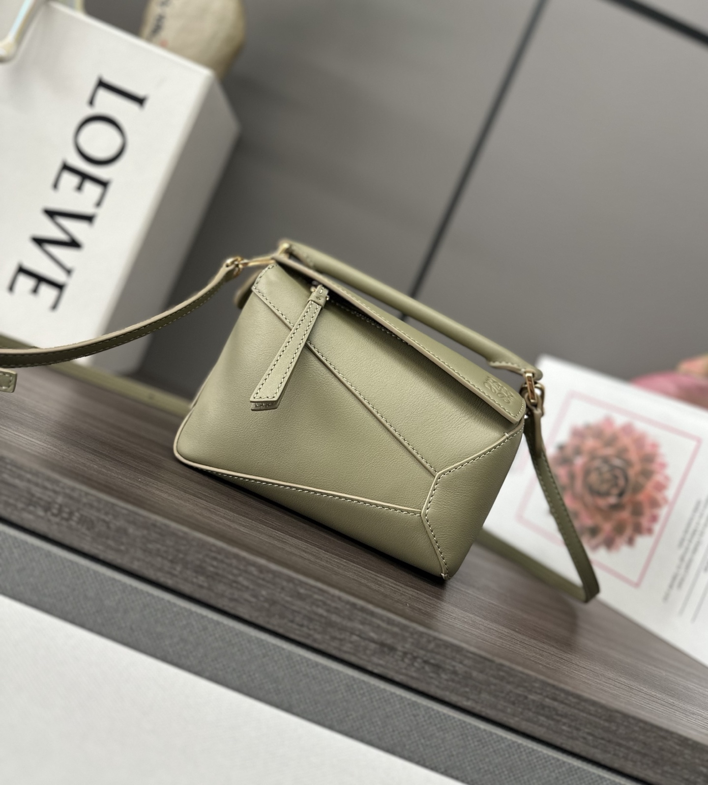 NO:193441,Lw New New Cowhide Mini Puzzle Handbag Home debuts the first-time handbag * rectangular shape and precise cutting technology create Puzzle's unique geometric lines* This mini version is made of classic calf leather with overlapping edges. Mini Puzzle can hold for example a small vertical wallet, most sizes of phones (up to 6.1 inches) and sunglasses, shoulder or crossbody* hand hold or top handle carrying* adjustable shoulder straps, removable* an internal insertion pocket and an external rear zipper pocket* a zipper closure with cowhide leather zipper head* herringbone cotton canvas lining Anagram embossed size: 18*12.5*8CＭ Model 062312 (with full package), new Puzzle  Edge (mini), Dolce & Gabbana, wallets, cowhide19860909Lw新款 最新牛皮革mini Puzzle手袋 家推出的首次亮相手提包*长方体形状和精确的切割技术创造了 Puzzle 独特的几何线条*这个迷你 版本采用经典 小牛皮制成,饰有重叠边缘.迷你Puzzle可以容纳例如一只小号垂直钱包,大多数尺寸的手机（最大6.1寸）和太阳镜,肩背或斜挎*手拿或顶部提手携带*肩带可调节,可拆卸*一个内部插袋和一个外部后方拉链口袋*拉链开合带牛皮革拉链头*人字纹棉质帆布衬里Anagram 压纹 size:18*12.5*8CＭ 型号062312（配全套包装）,新款Puzzle Edge（迷你）,Dolce&Gabbana,wallets,cowhide,Bag