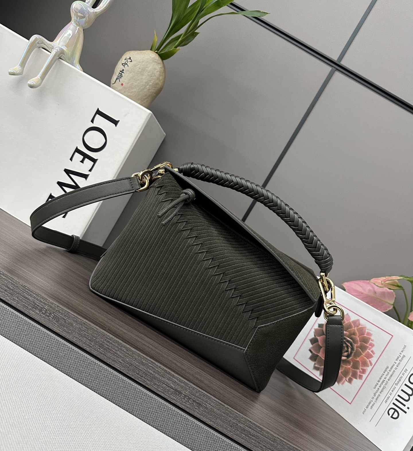 【LOEWE罗意威】新版本柔软牛皮革和磨砂Puzzle  Edge手袋，新...