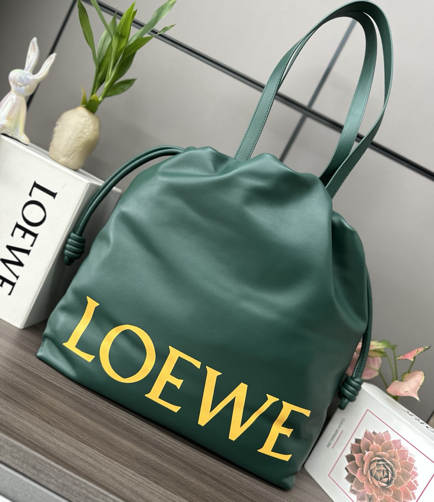 【LOEWE罗意威】新款纳帕牛皮革flamenco Tote手袋，采用加长...