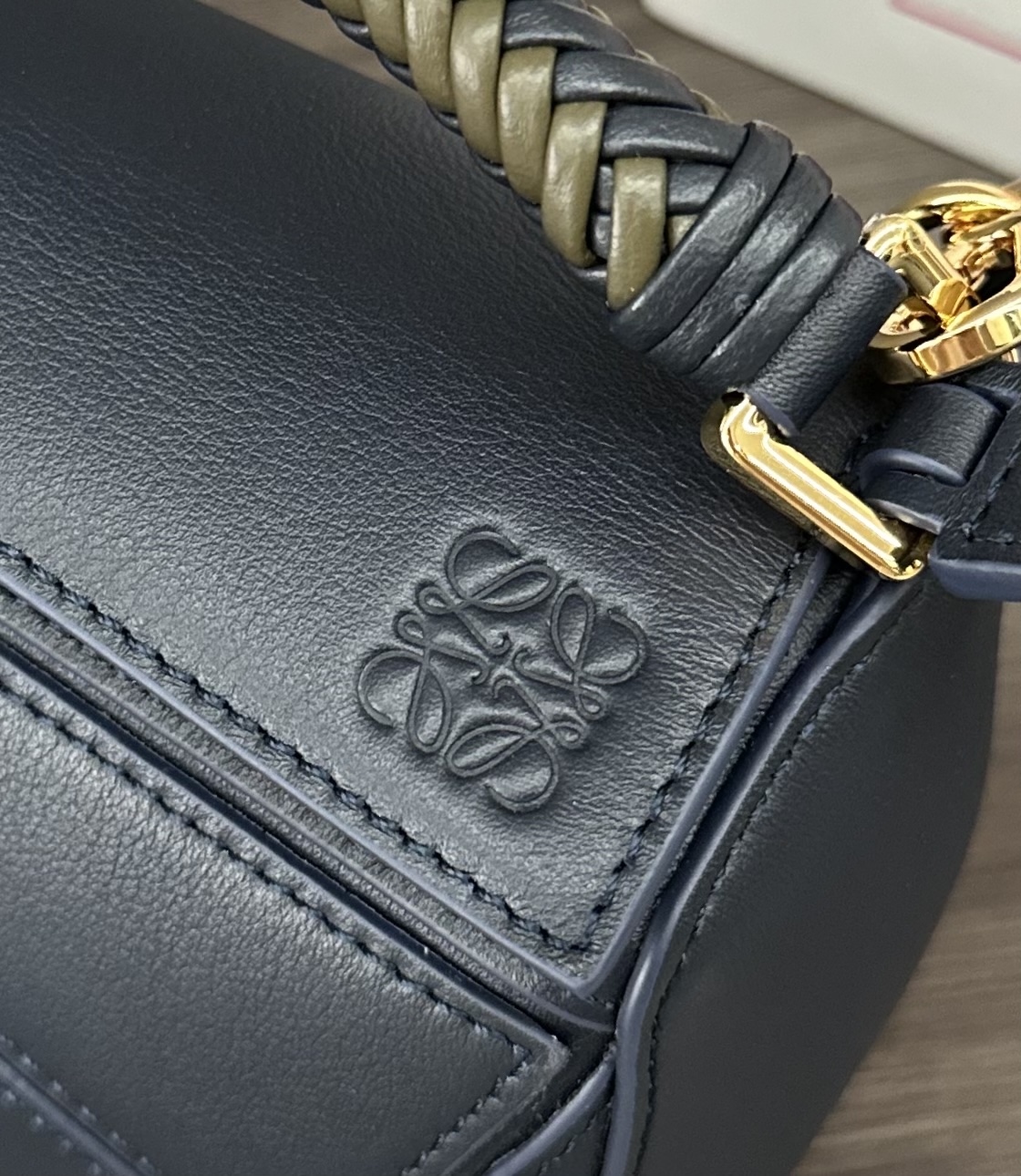 LO℮w℮🌟 迷你光滑牛皮革Puzzle手袋以别具一格的几何线条勾勒长方体造型。此迷你版本采用光滑牛皮革