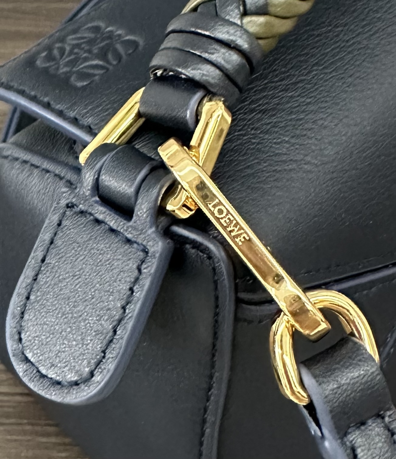 LO℮w℮🌟 迷你光滑牛皮革Puzzle手袋以别具一格的几何线条勾勒长方体造型。此迷你版本采用光滑牛皮革