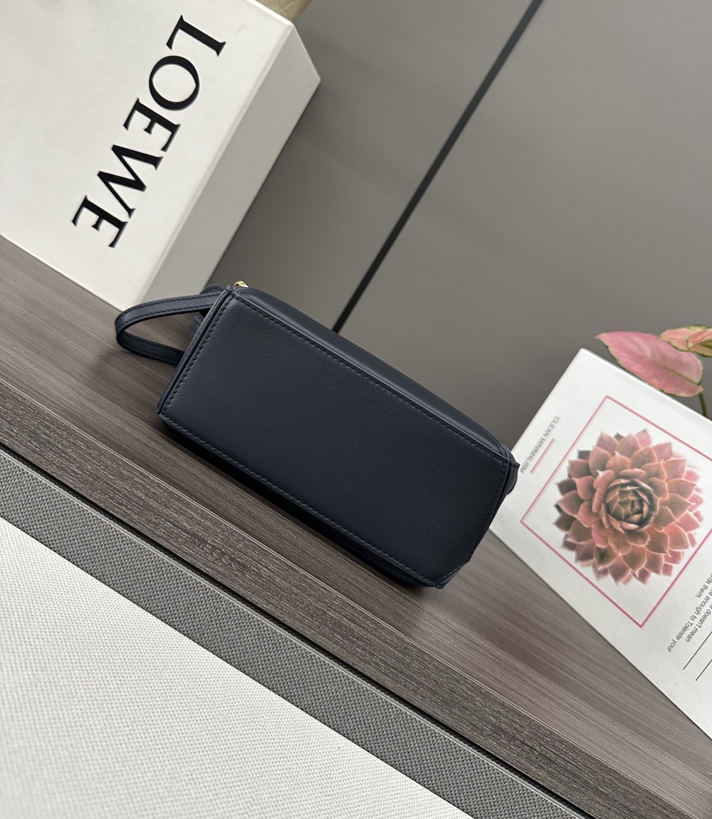 LO℮w℮🌟 迷你光滑牛皮革Puzzle手袋以别具一格的几何线条勾勒长方体造型。此迷你版本采用光滑牛皮革