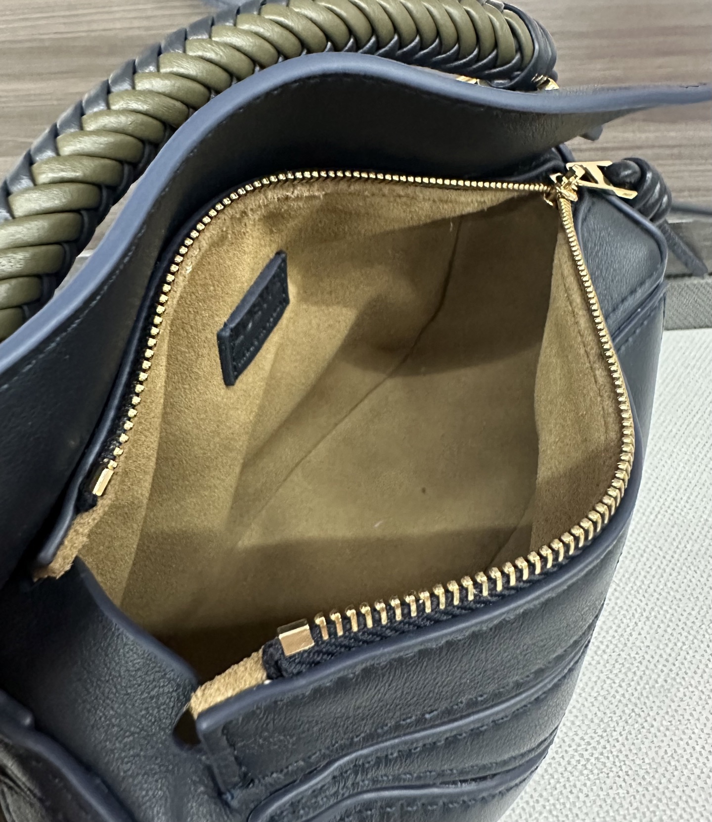 LO℮w℮🌟 迷你光滑牛皮革Puzzle手袋以别具一格的几何线条勾勒长方体造型。此迷你版本采用光滑牛皮革