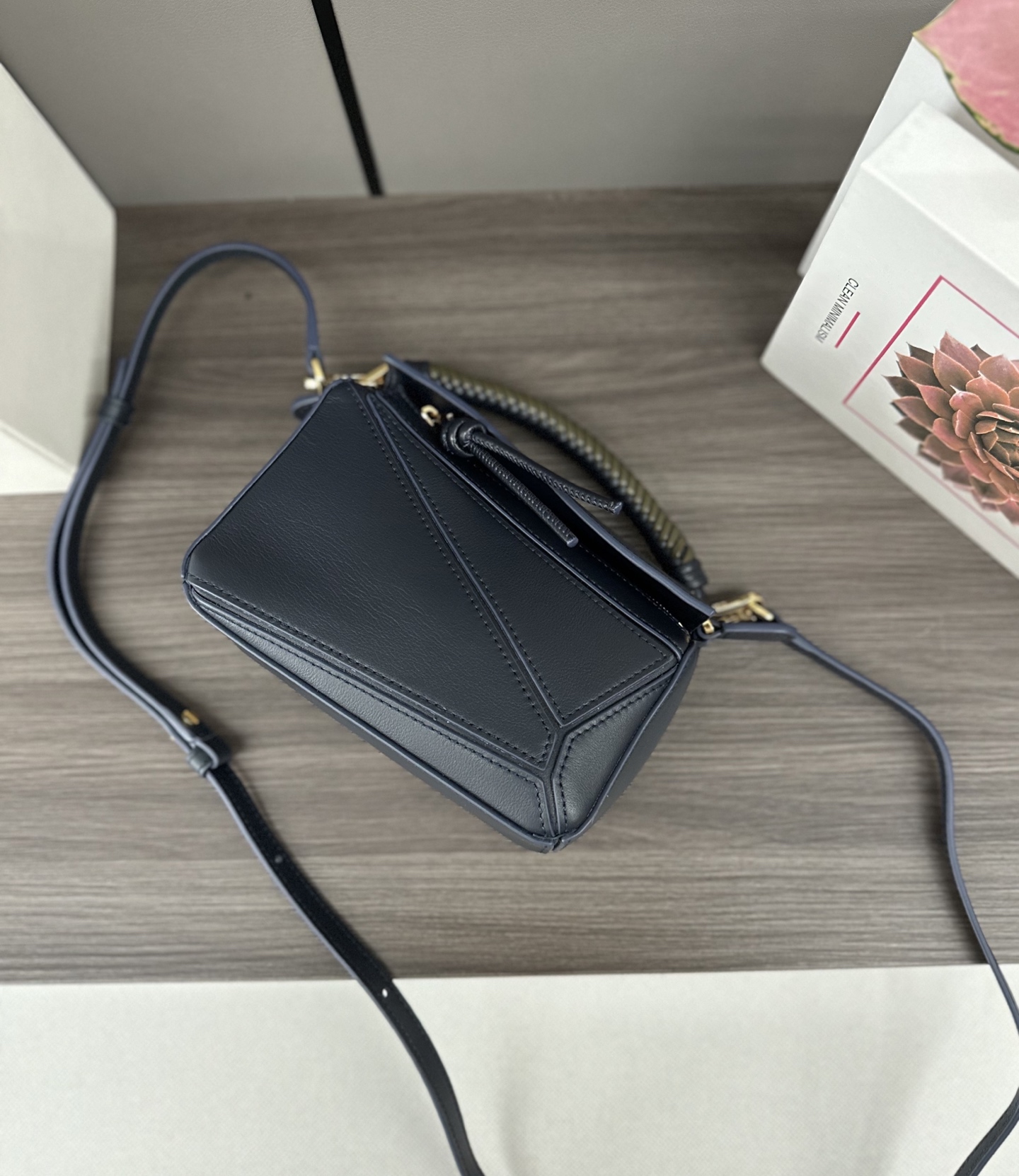 LO℮w℮🌟 迷你光滑牛皮革Puzzle手袋以别具一格的几何线条勾勒长方体造型。此迷你版本采用光滑牛皮革