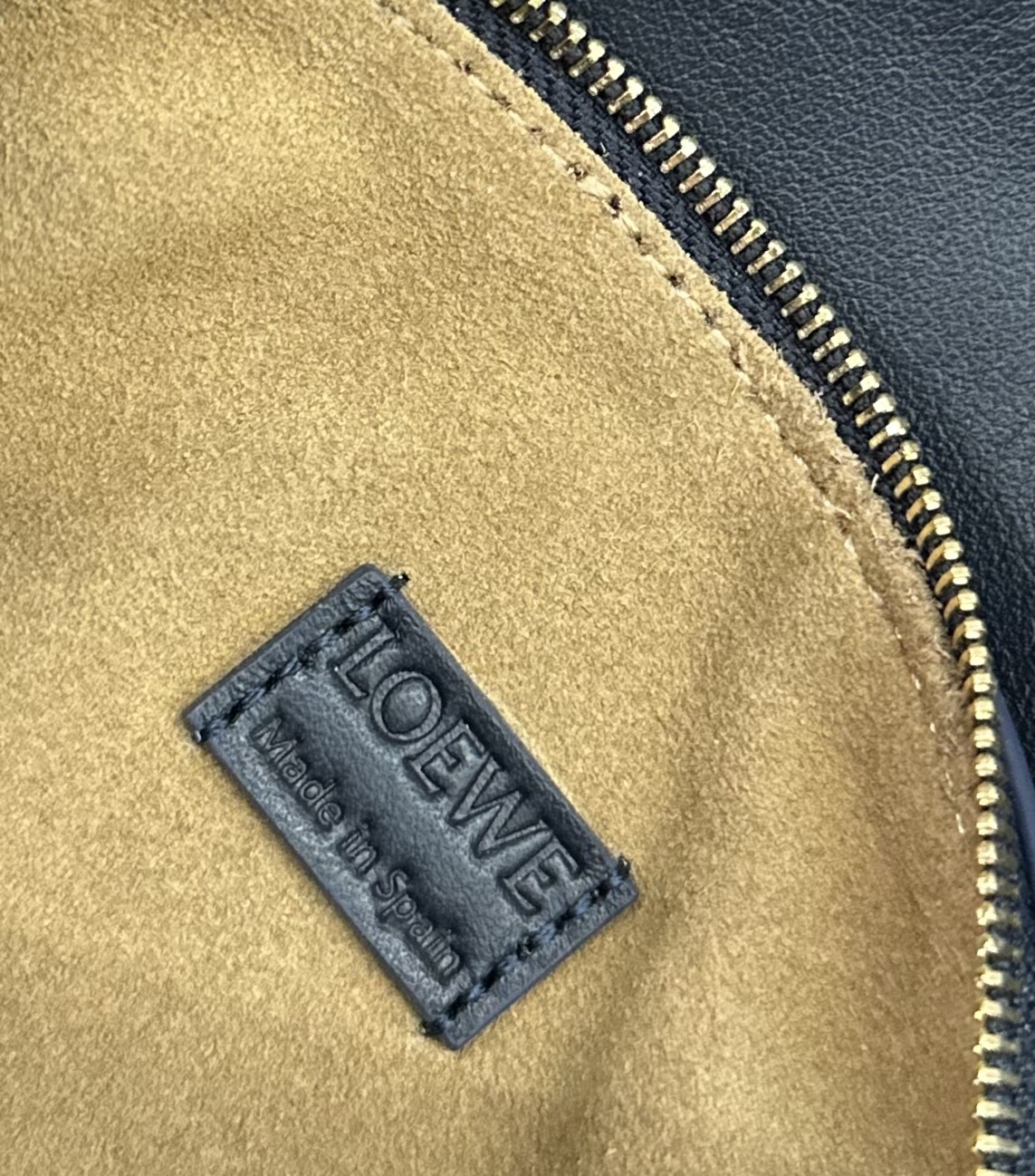 LO℮w℮🌟 迷你光滑牛皮革Puzzle手袋以别具一格的几何线条勾勒长方体造型。此迷你版本采用光滑牛皮革