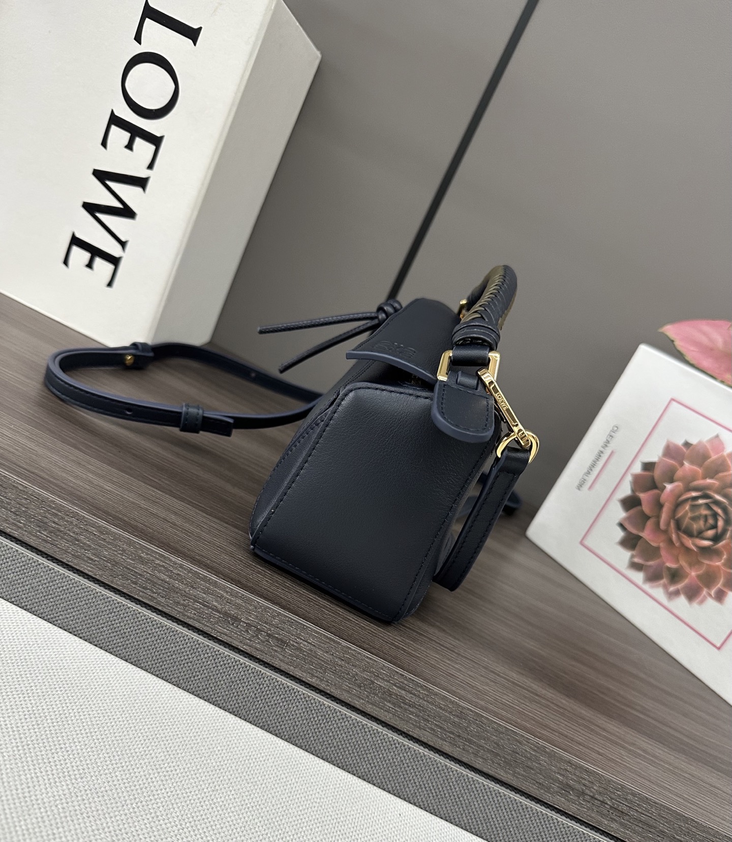 LO℮w℮🌟 迷你光滑牛皮革Puzzle手袋以别具一格的几何线条勾勒长方体造型。此迷你版本采用光滑牛皮革