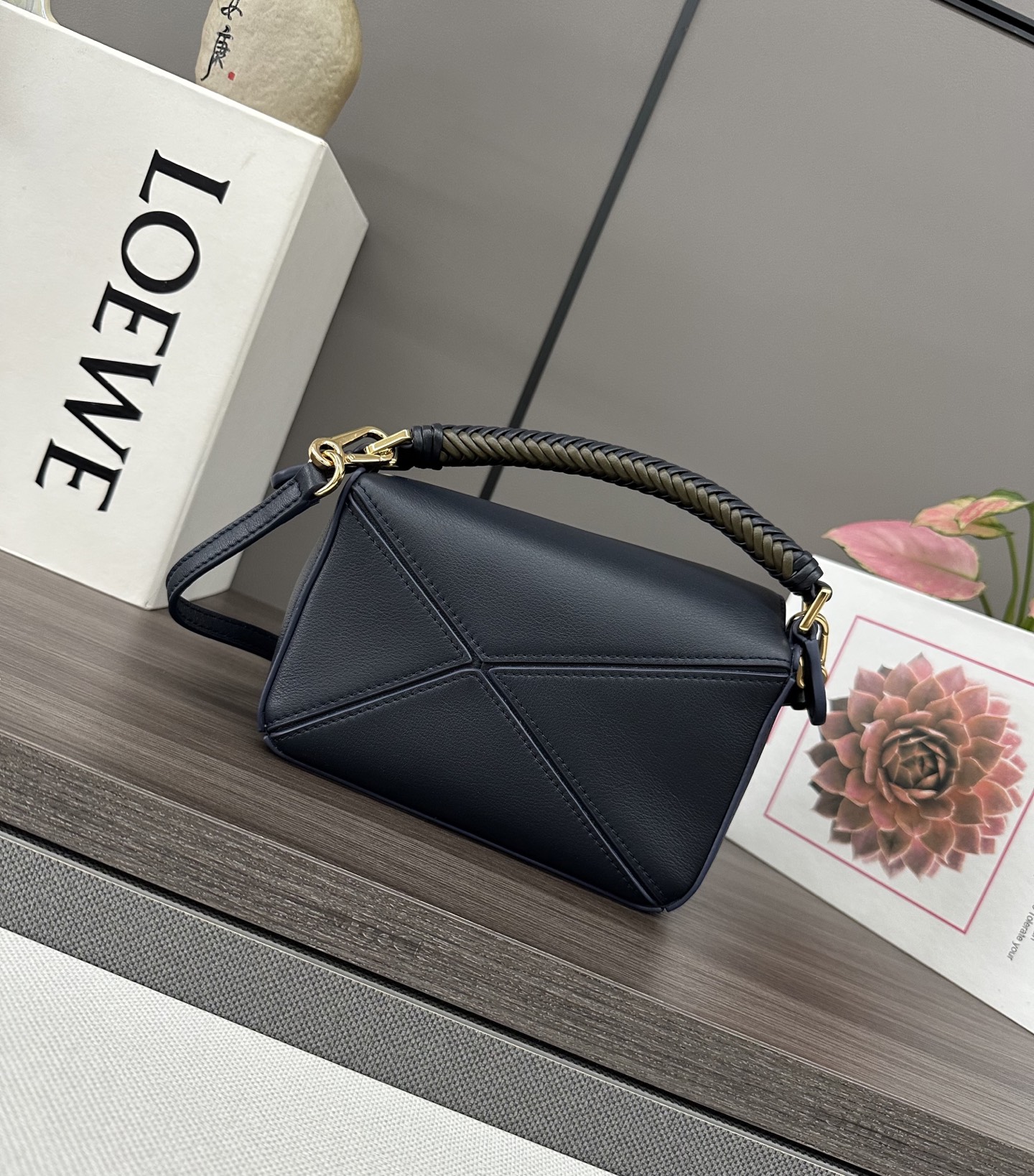 LO℮w℮🌟 迷你光滑牛皮革Puzzle手袋以别具一格的几何线条勾勒长方体造型。此迷你版本采用光滑牛皮革