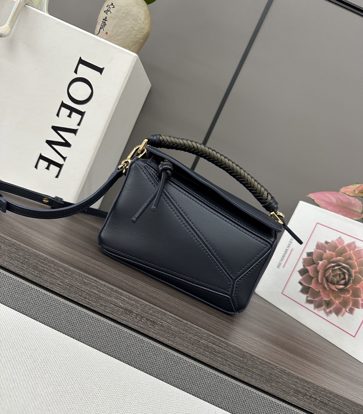 LO℮w℮🌟 迷你光滑牛皮革Puzzle手袋以别具一格的几何线条勾勒长方体造型。此迷你版本采用光滑牛皮革