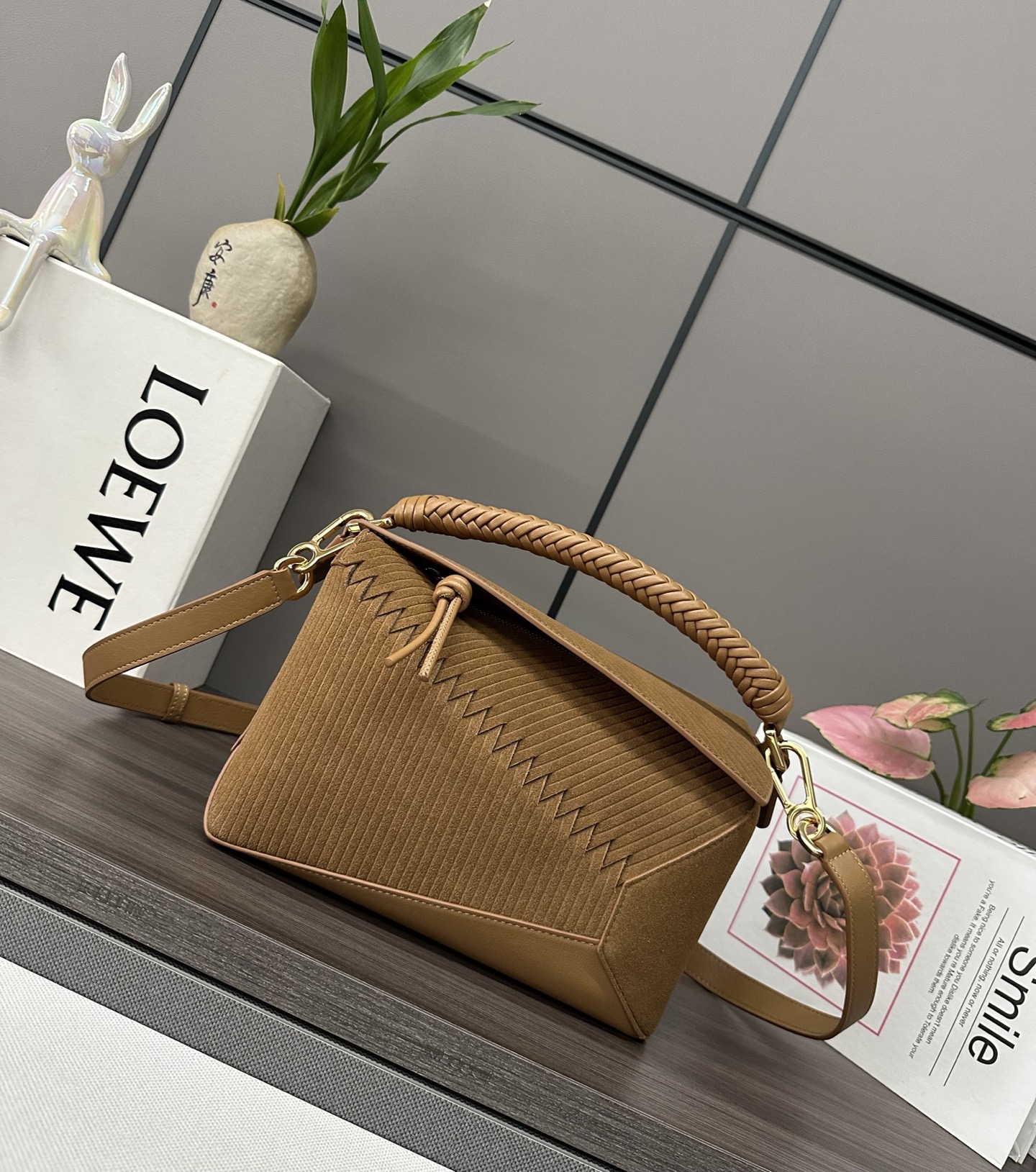 【LOEWE罗意威】新版本柔软牛皮革和磨砂Puzzle  Edge手袋，新...