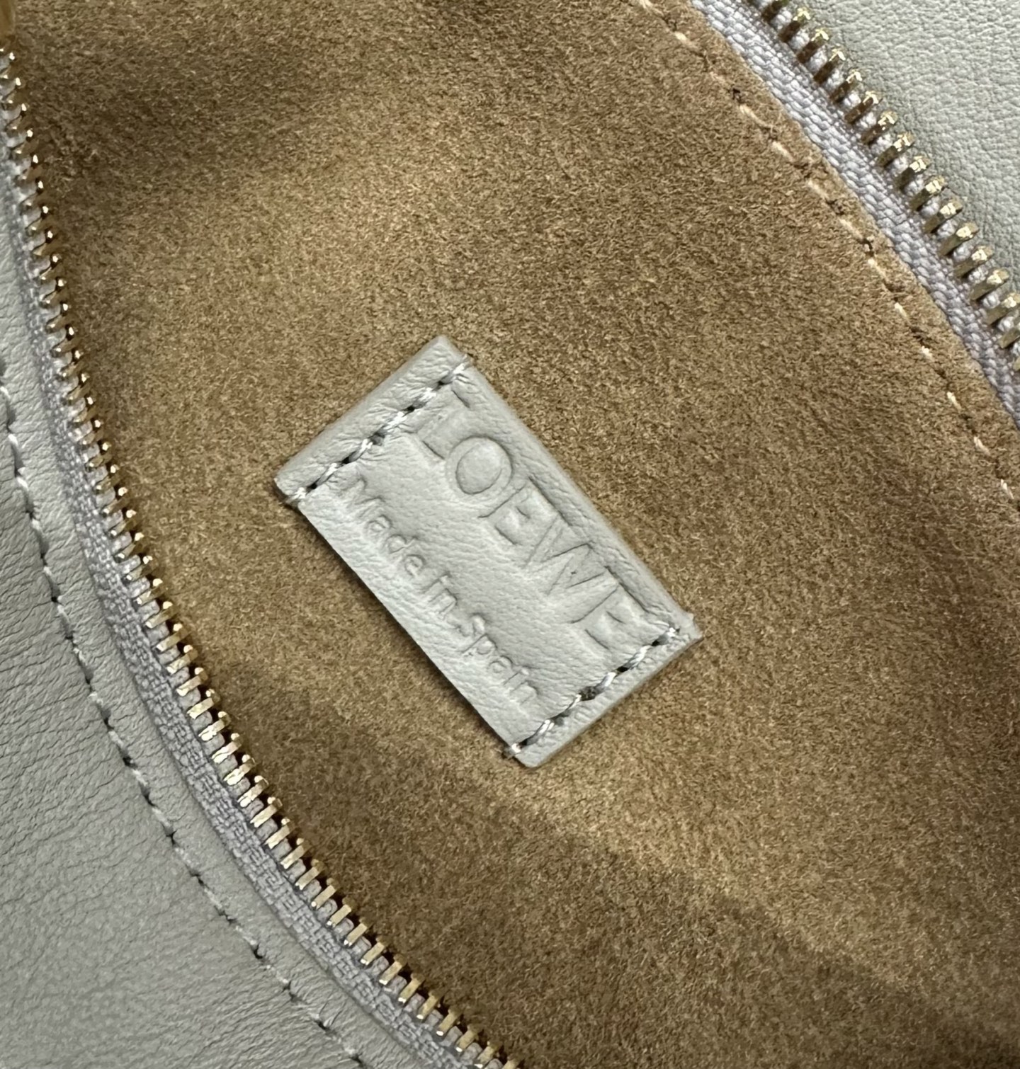 LO℮w℮🌟 迷你光滑牛皮革Puzzle手袋以别具一格的几何线条勾勒长方体造型。此迷你版本采用光滑牛皮革