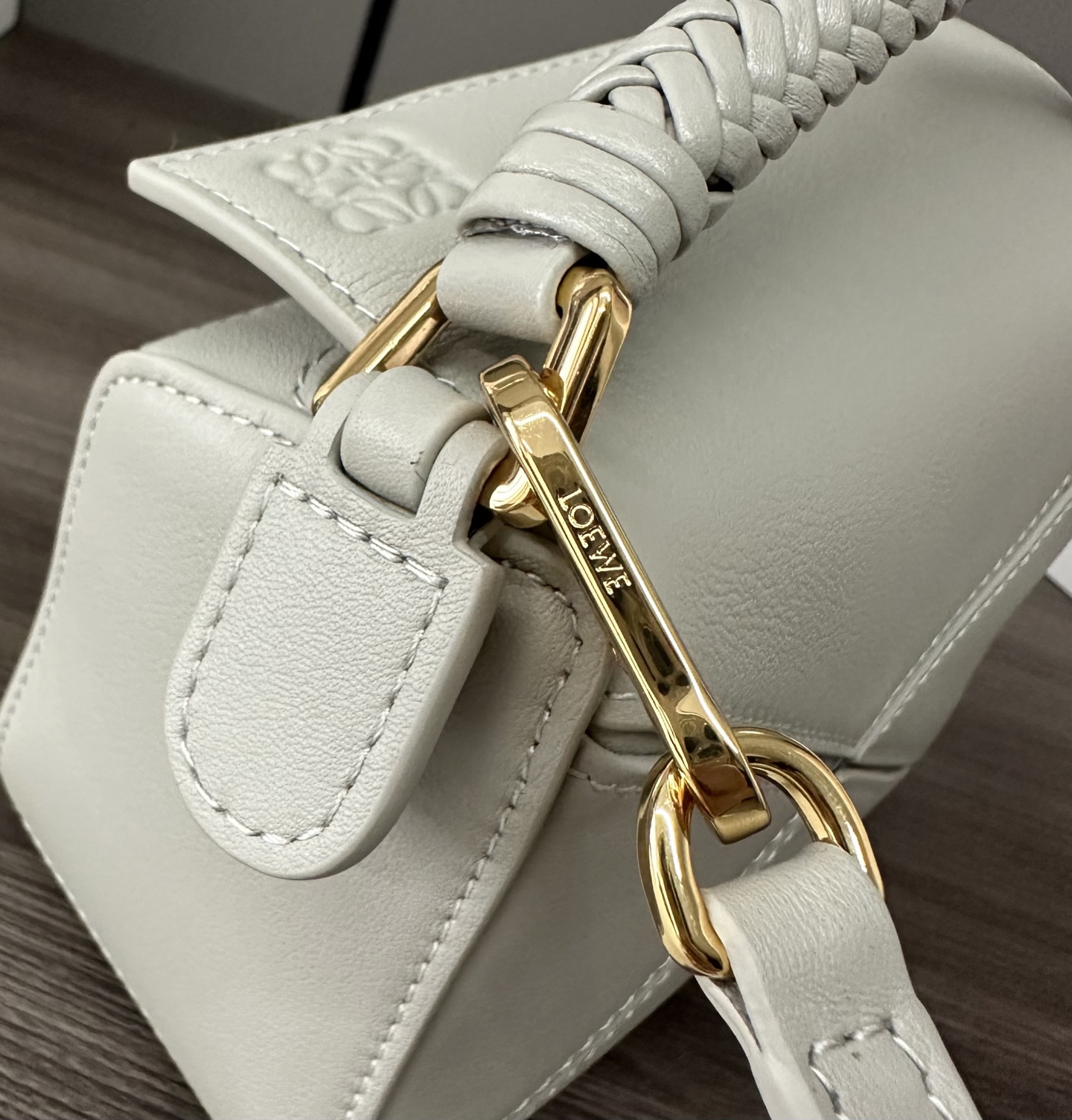 LO℮w℮🌟 迷你光滑牛皮革Puzzle手袋以别具一格的几何线条勾勒长方体造型。此迷你版本采用光滑牛皮革