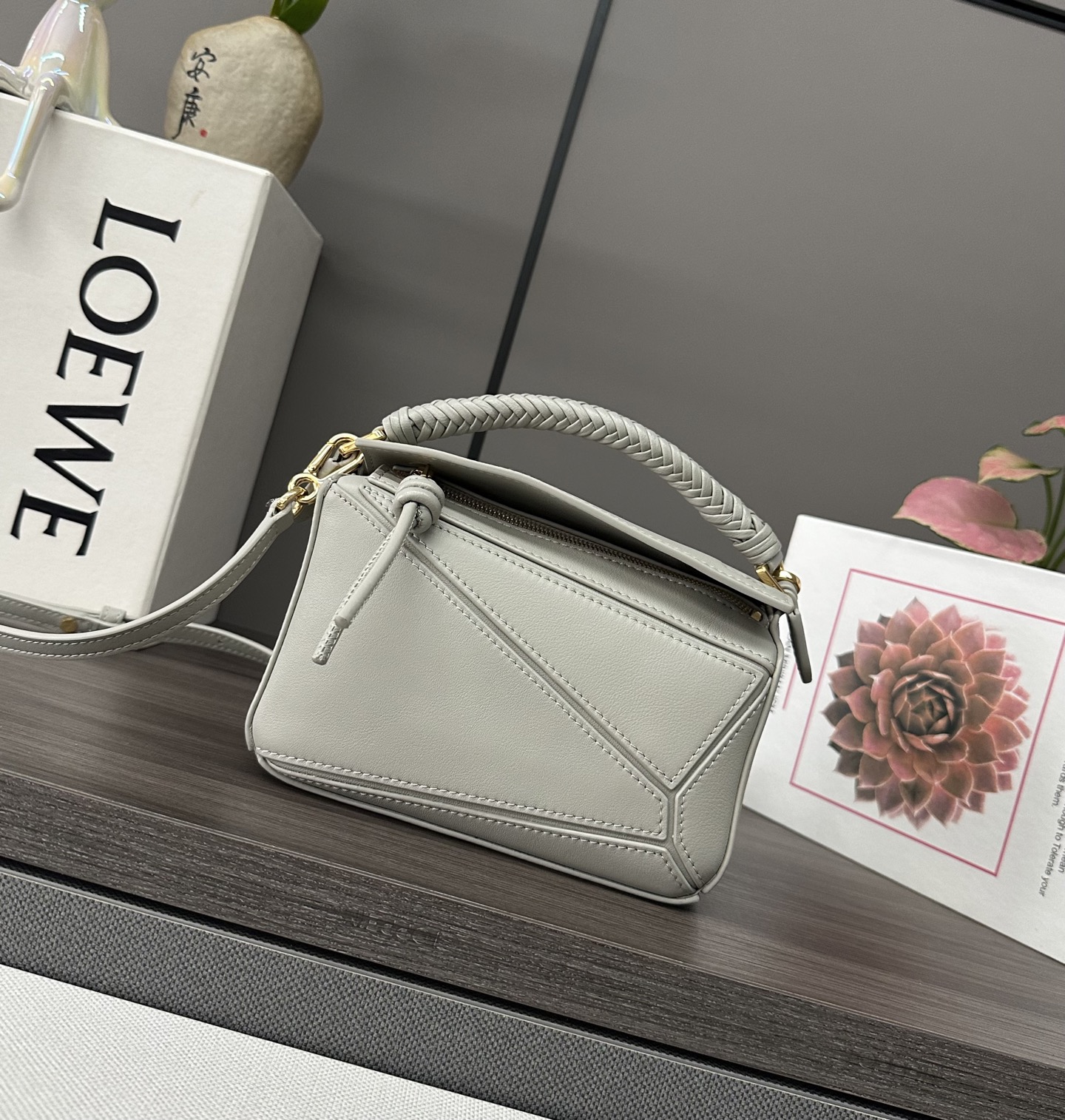 NO:193856,LOw Mini Smooth Cowhide Puzzle Handbags outline the rectangular shape with unique geometric lines. This mini version is made of smooth cowhide leather. It comes with braided napa sheepskin handles and knotted zipper heads* shoulder-back, crossbody or hand-held* removable adjustable shoulder straps* zipper closure, cowhide* zipper head* suede lining* Anagram embossed size: 18*8*12.5CM Model 062423 (with full package), Puzzle Edge braid, Dolce&Gabbana, cowhide, sheepskin19860909LOw 迷你光滑牛皮革puzzle手袋以别具一格的几何线条勾勒长方体造型.此迷你版本采用光滑牛皮革制成.配有编织纳帕羊皮革提手和绳结拉链头*可肩背、斜挎或手提*可拆卸调节肩带*拉链开合,牛皮革拉链头*绒面衬*Anagram 压纹 size:18*8*12.5CM 型号062423（配全套包装）,Puzzle Edge 编织,Dolce&Gabbana,cowhide,sheepskin,Bag