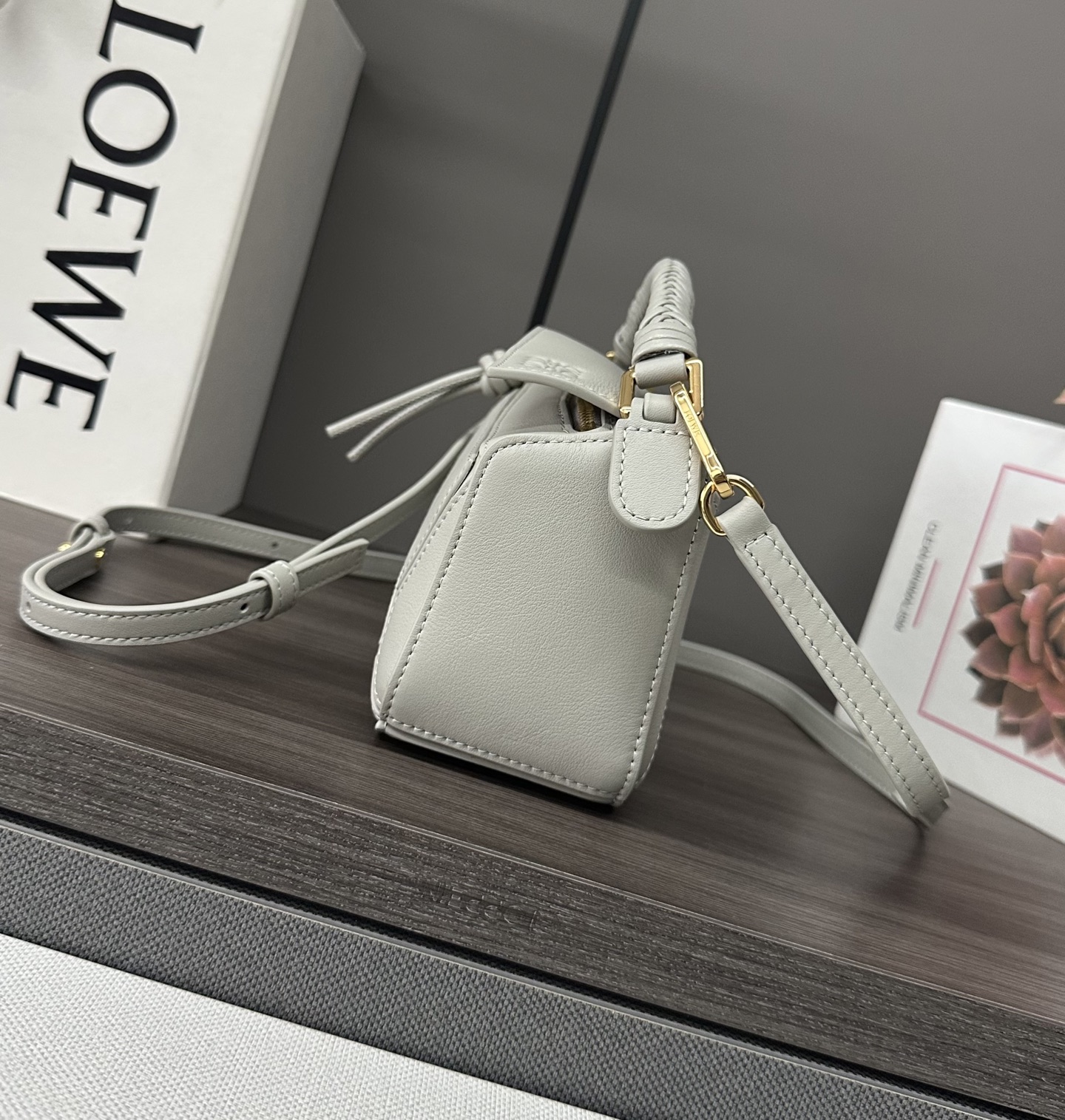 LO℮w℮🌟 迷你光滑牛皮革Puzzle手袋以别具一格的几何线条勾勒长方体造型。此迷你版本采用光滑牛皮革