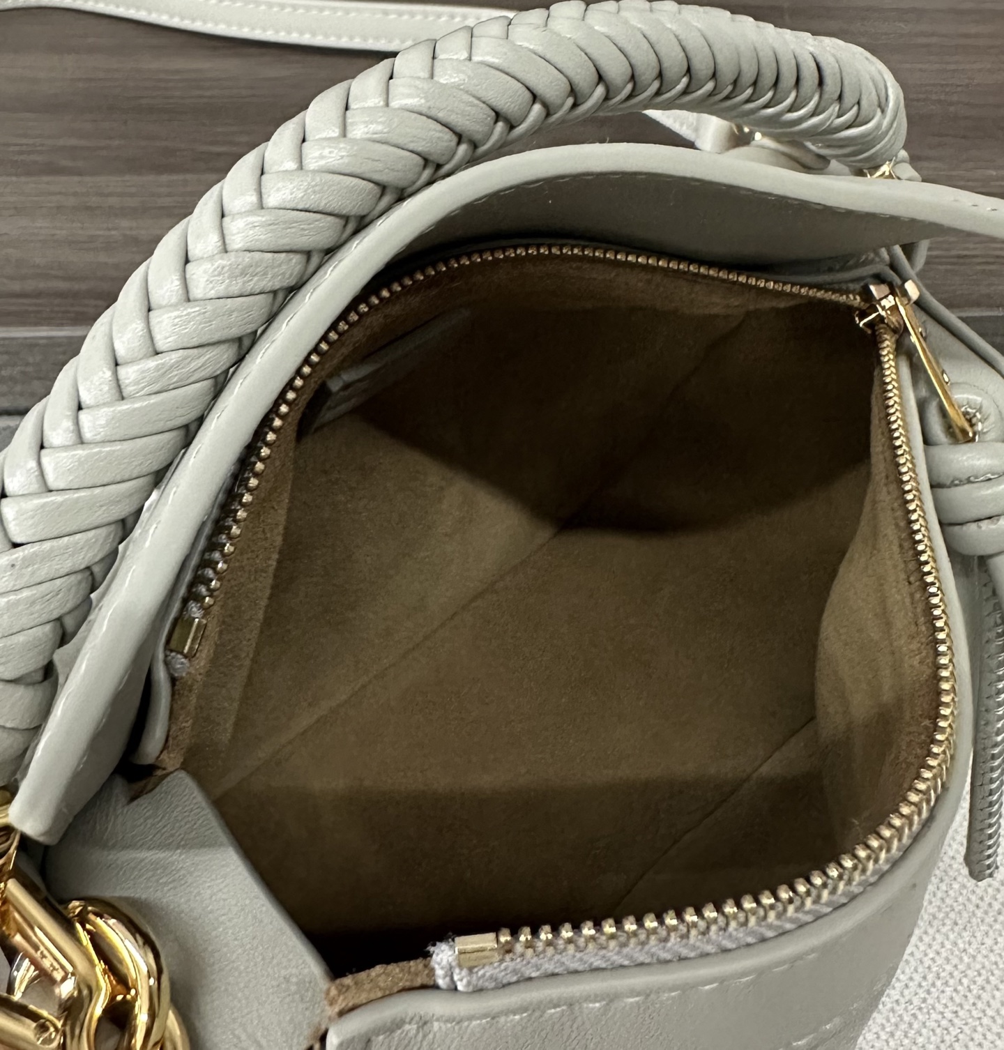 LO℮w℮🌟 迷你光滑牛皮革Puzzle手袋以别具一格的几何线条勾勒长方体造型。此迷你版本采用光滑牛皮革