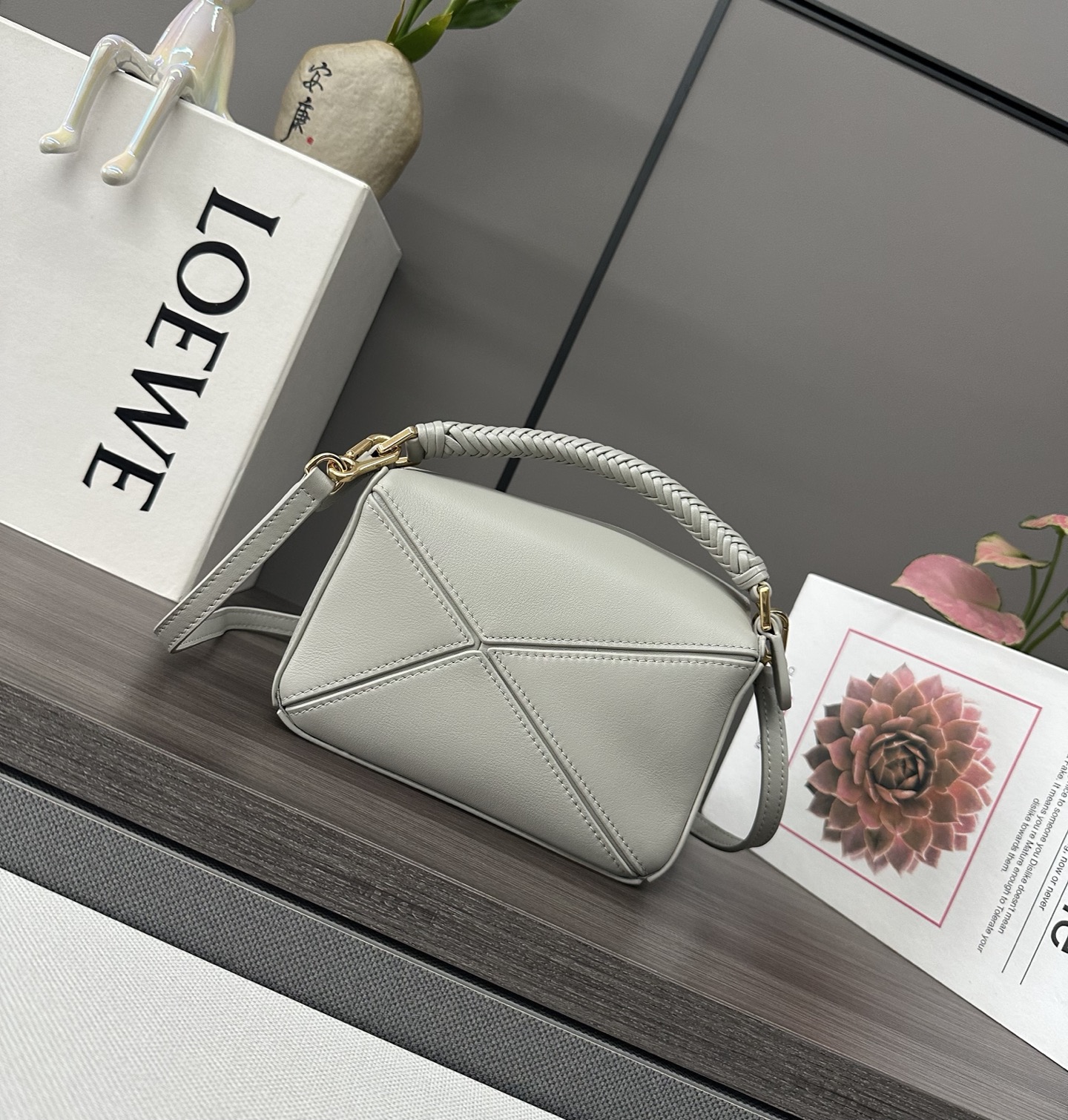 LO℮w℮🌟 迷你光滑牛皮革Puzzle手袋以别具一格的几何线条勾勒长方体造型。此迷你版本采用光滑牛皮革