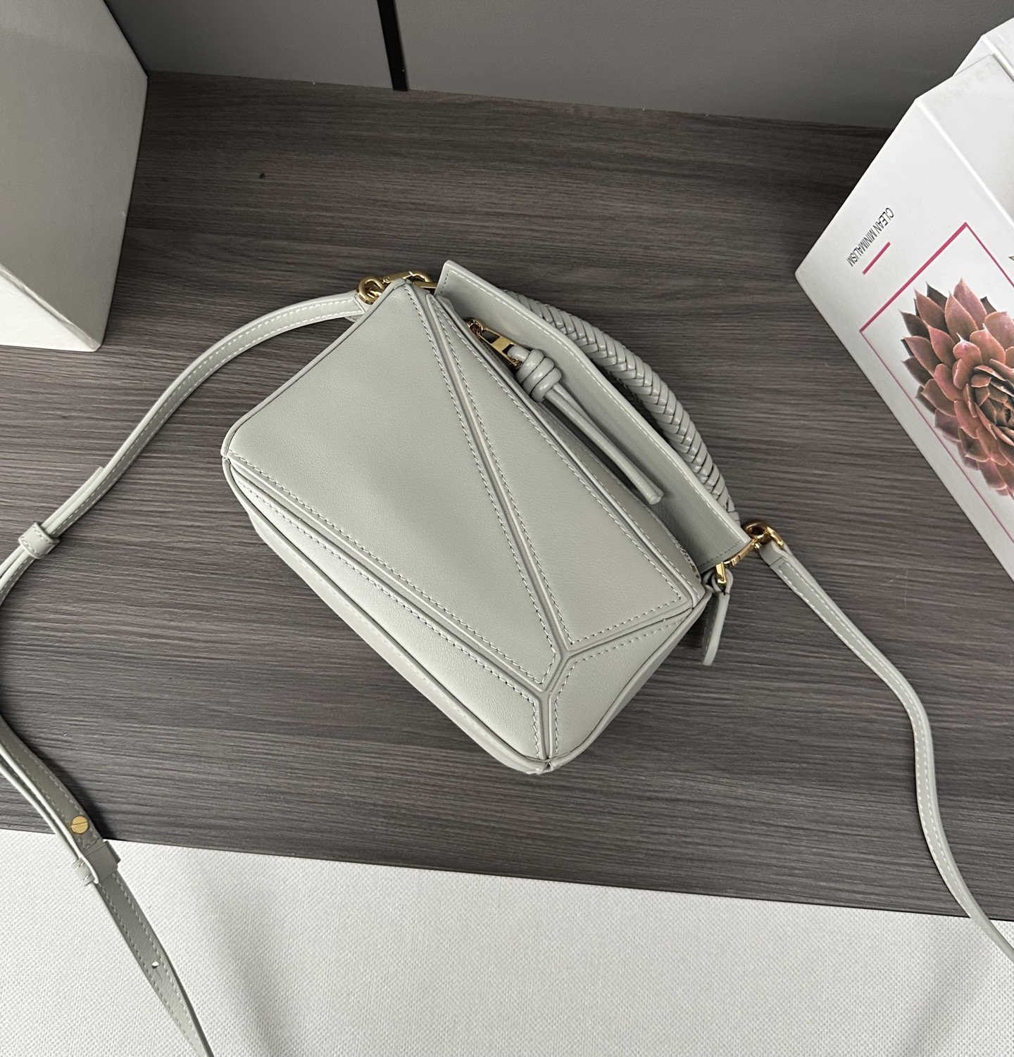 LO℮w℮🌟 迷你光滑牛皮革Puzzle手袋以别具一格的几何线条勾勒长方体造型。此迷你版本采用光滑牛皮革