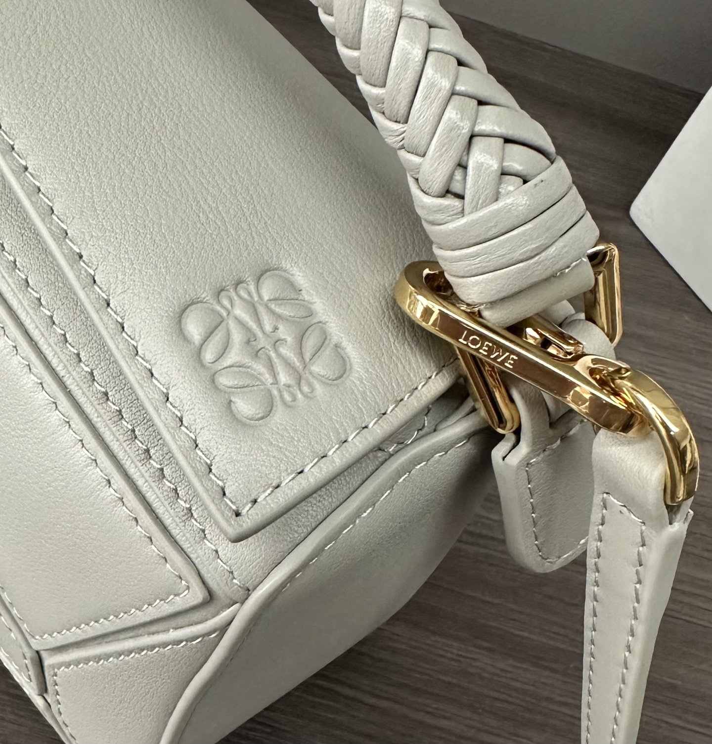 LO℮w℮🌟 迷你光滑牛皮革Puzzle手袋以别具一格的几何线条勾勒长方体造型。此迷你版本采用光滑牛皮革