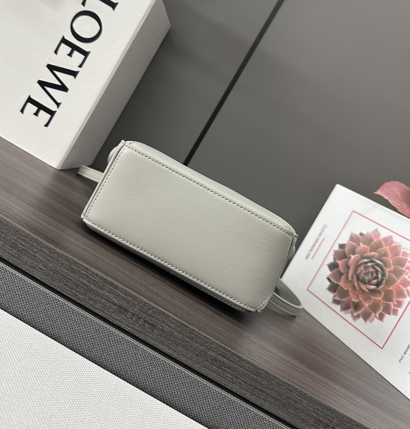 LO℮w℮🌟 迷你光滑牛皮革Puzzle手袋以别具一格的几何线条勾勒长方体造型。此迷你版本采用光滑牛皮革