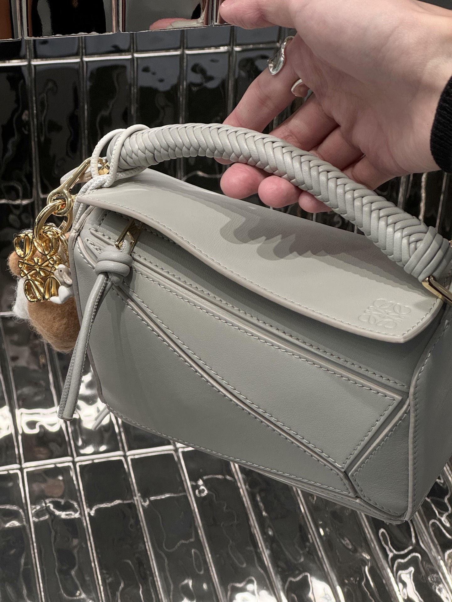 NO:193863,Luojia Shell Gray Uzzle Mini is a special model!  Super exquisite and cute uzzle handle is hand-woven in leather. The very heavy-duty second-generation uzzle appearance is more relaxed, Puzzle Edge weave, Dolce & Gabbana, loewe19860909罗家贝壳灰uzzle mini 是特别款哦！ 超级精致可爱的一只uzzle 手柄是手工皮革编织的 非常重采用的第二代uzzle的外观 更加松弛,Puzzle Edge 编织,Dolce&Gabbana,loewe,Bag