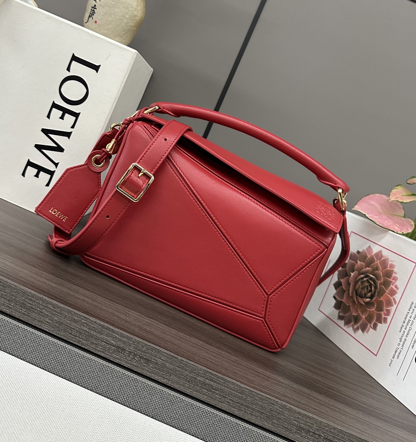 NO:193702,LOw new small Napa sheep leather Featherlight Puzzle handbag outlines rectangular shape with unique geometric lines. Soft and light Napa leather injects casual and lazy style into the handbag. It can be shoulder, crossbody or carry. Removable adjustable shoulder straps with rotary snap zipper opening and closure, articulated zipper head One external zipper rear pocket, one internal insert bag * removable LOE**WE gold or silver label with secret pocket and balloon dice* rectangular metal foot nails Napa sheep leather lining Anagram embossed, decorative internal engraving LOE**WE. Model 062502 size: 24*10.5*16.5cm (with full package), new sheepskin geometric bag, loewe, sheepskin19860909LOw新款 小号纳帕羊皮革 Featherlight Puzzle 手袋 以别具一格的几何线条勾勒长方体造型.柔软轻盈的纳帕皮革为手袋注入随性慵懒的风格.可肩背、斜挎或手提 可拆卸可调节肩带,饰有旋转卡扣*拉链开合,铰接式拉链头 一个外部拉链后袋,一个内部插袋*可拆卸 LOE**WE 烫金或烫银标签,饰有隐秘口袋和气球骰子*长方形金属脚钉 纳帕羊皮革衬里 Anagram 压纹、饰牌内部镌刻 LOE**WE. 型号062502 size:24*10.5*16.5cm（配全套包装）,羊皮新款几何包,loewe,sheepskin,Bag