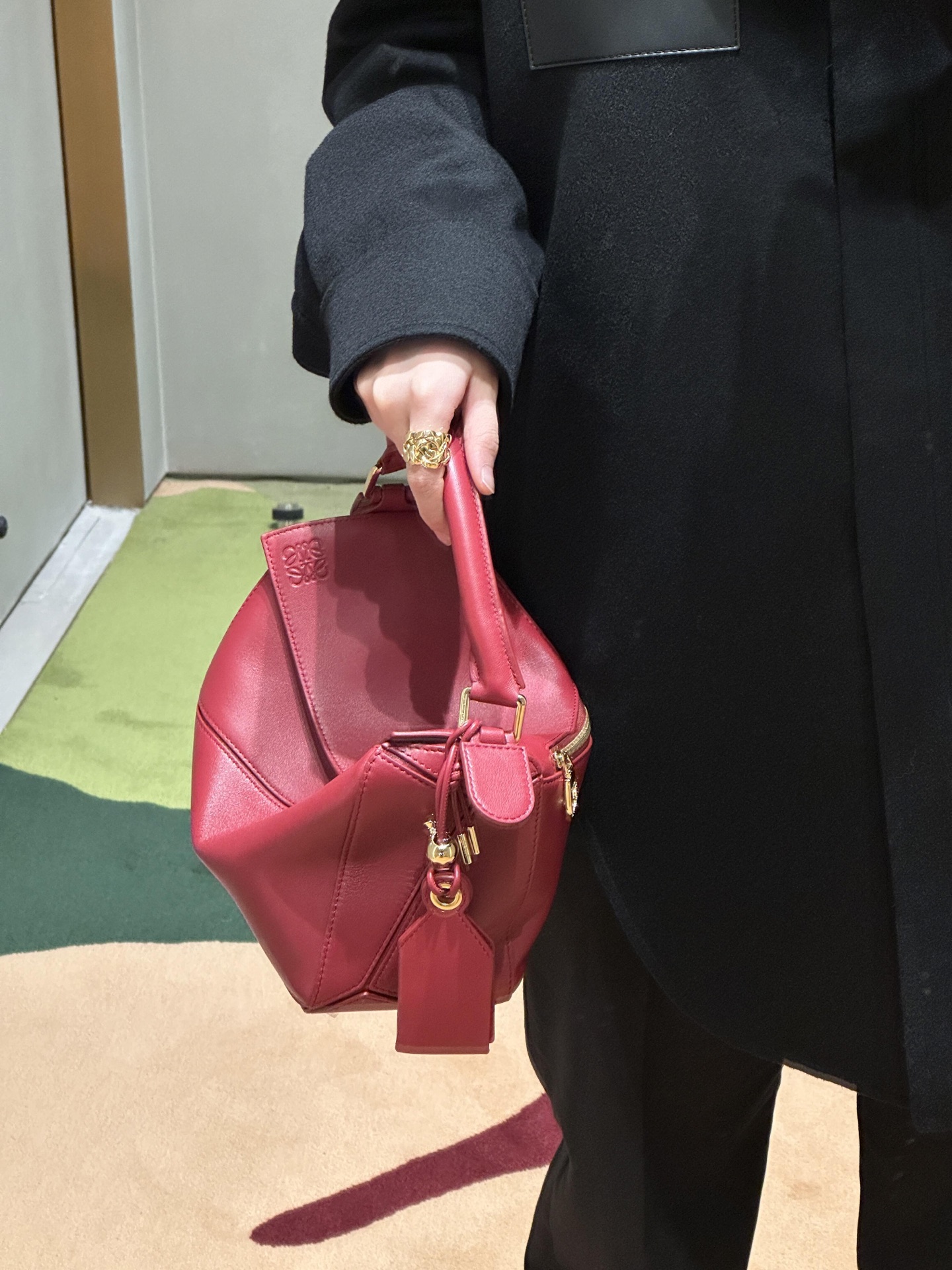 L家 SS25新款|如果你想买一只红色的包❣️
罗家🌟很少出正红色的包款
但这次SS25新款Puzzle Featherlight系列新出的红色超级抓人眼球
❤️🔥
羊皮的材质极具光泽感
红色从来都不是一个难搭配的颜色,
而是一个很百搭的颜色
📕
如果你想买一只红色的包包,
这是一个最佳选择